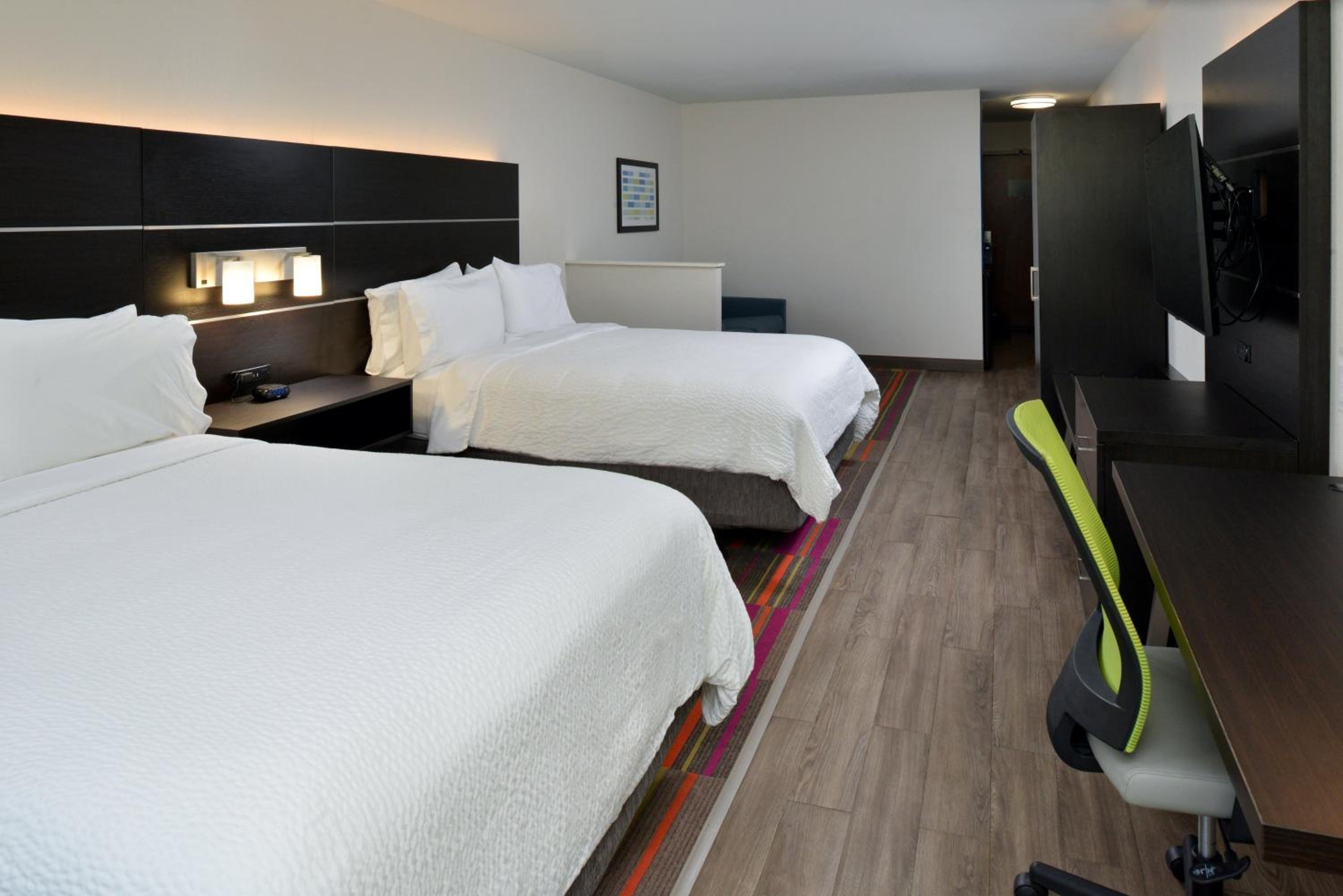 Suite with Two Double Beds and Mobility Accessible Tub - Photo 10