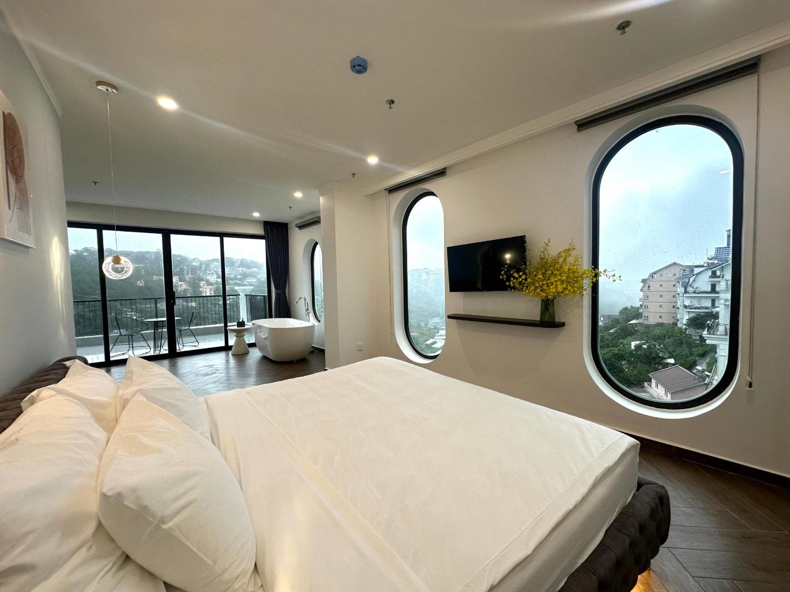 King Suite With Balcony photo 1