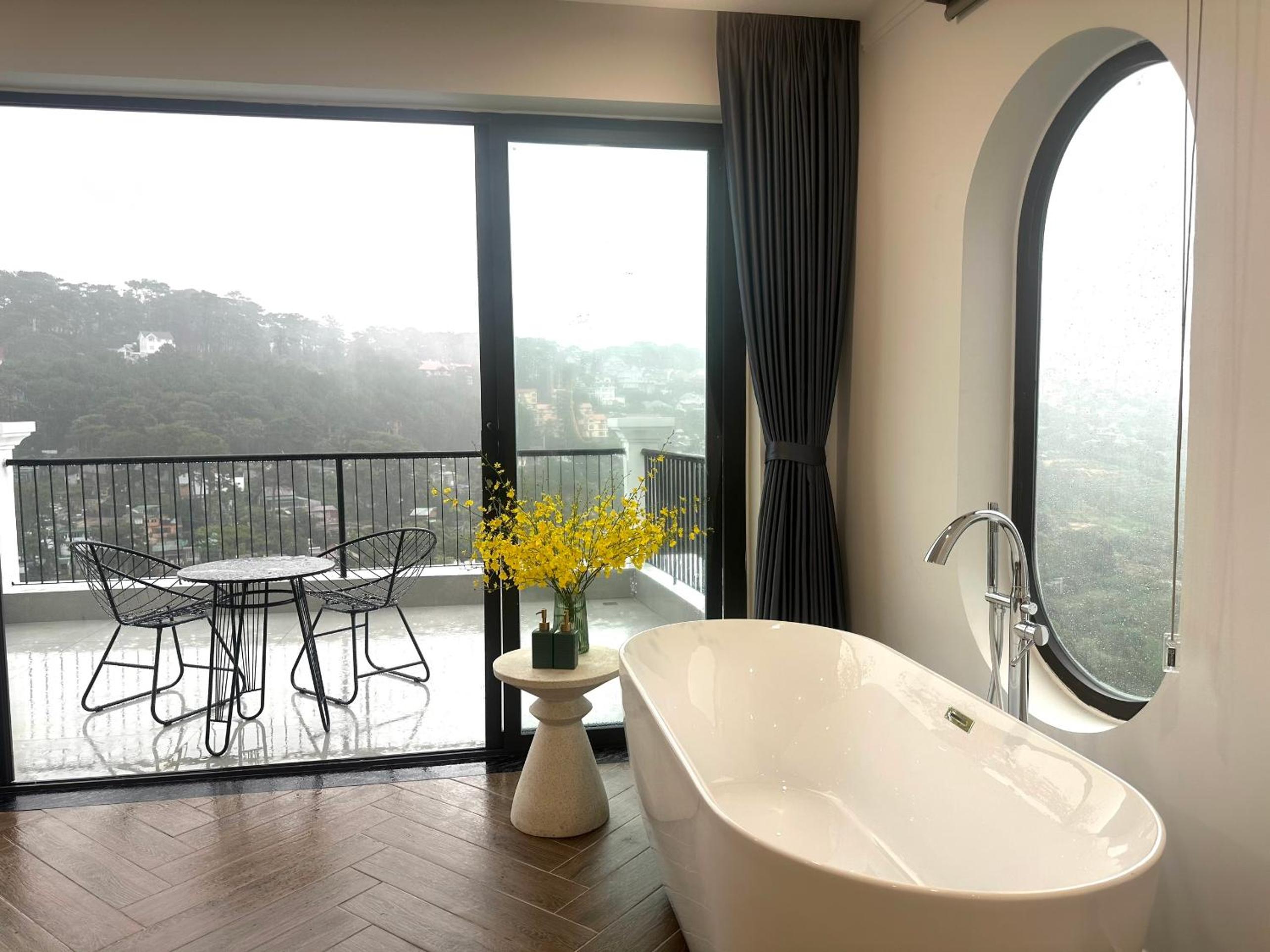 King Suite With Balcony photo 3