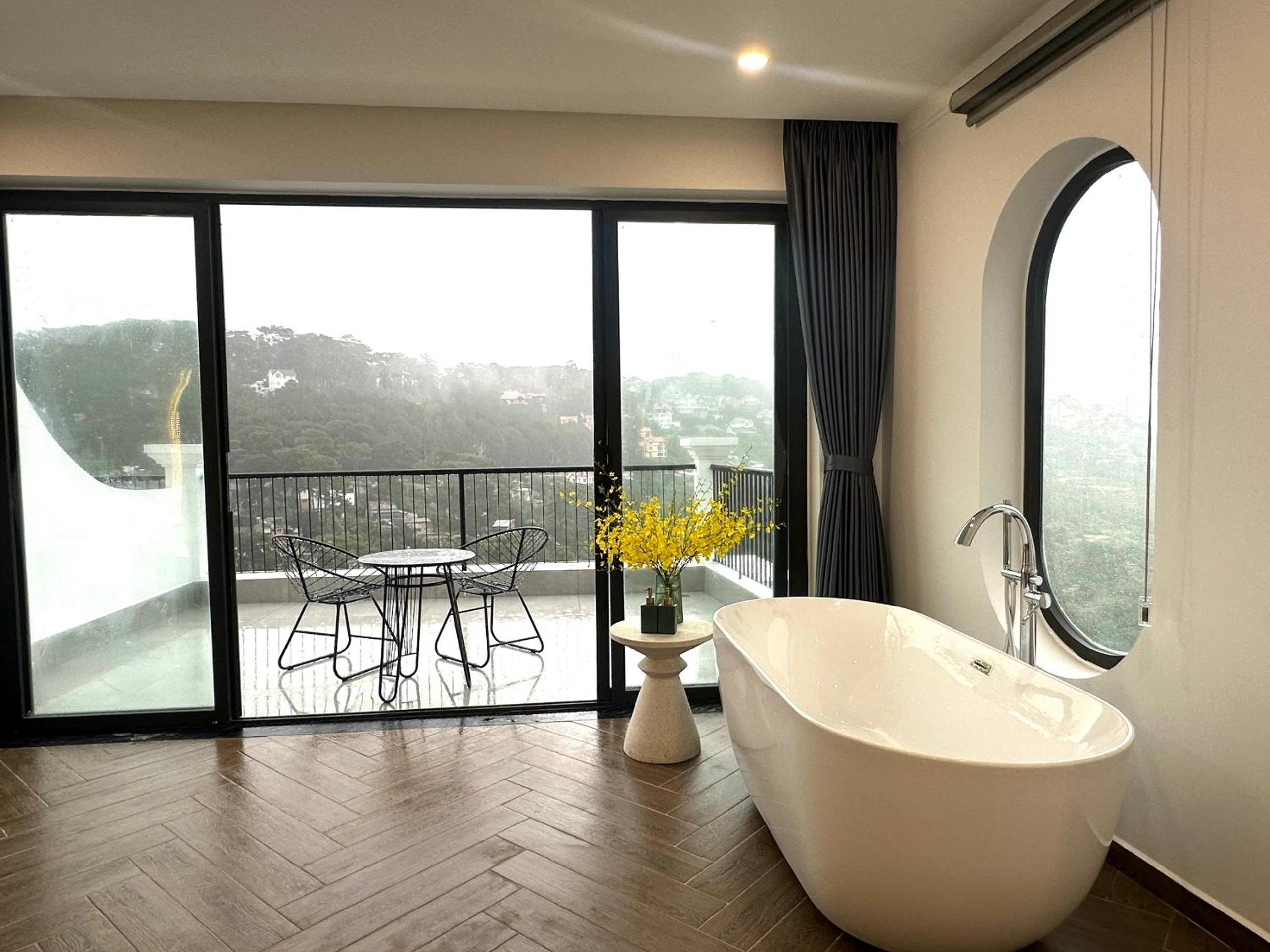 King Suite With Balcony photo 2