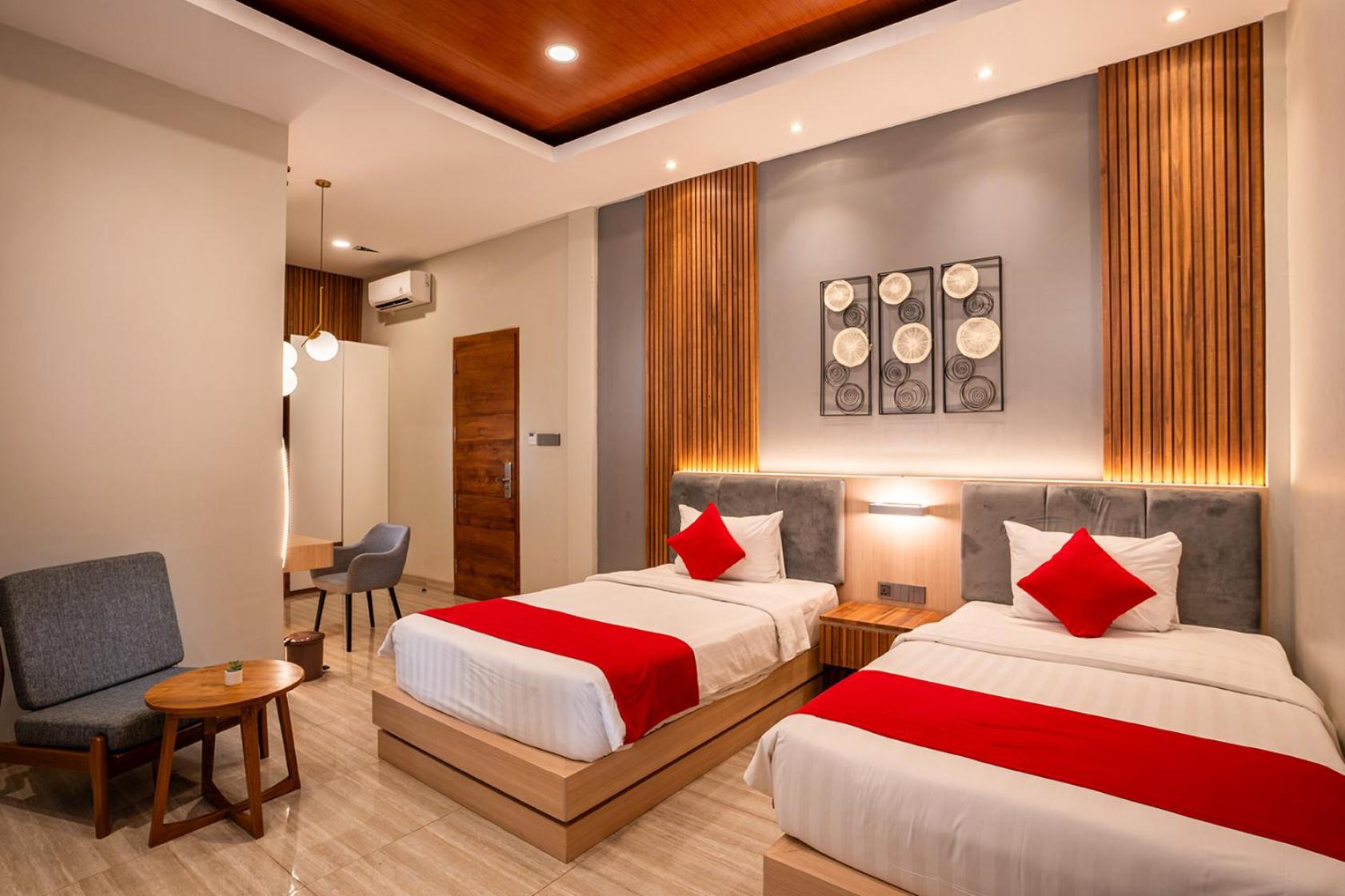Three-Bedroom Villa - Photo 7