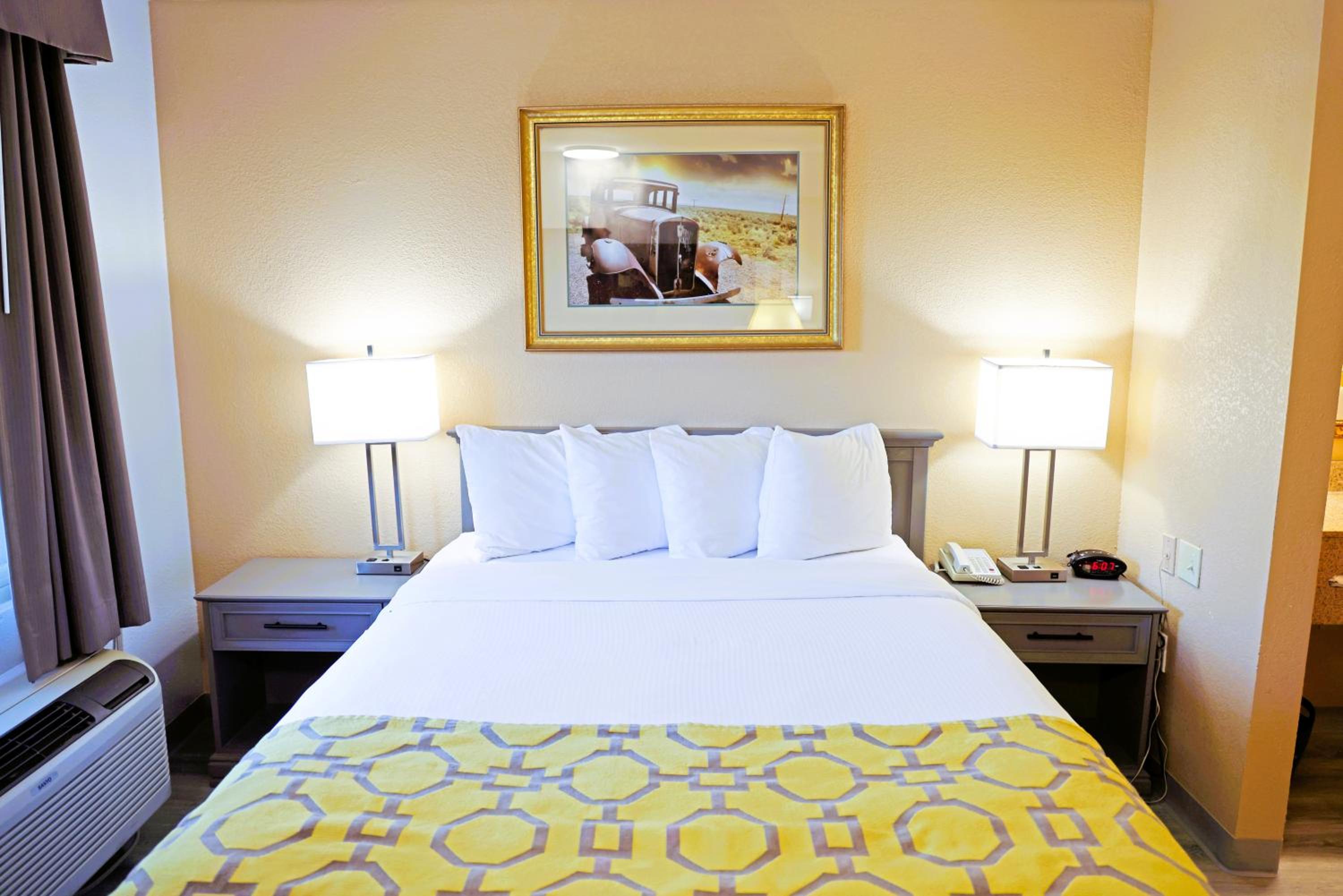 Queen Room - Non-Smoking - Photo 10