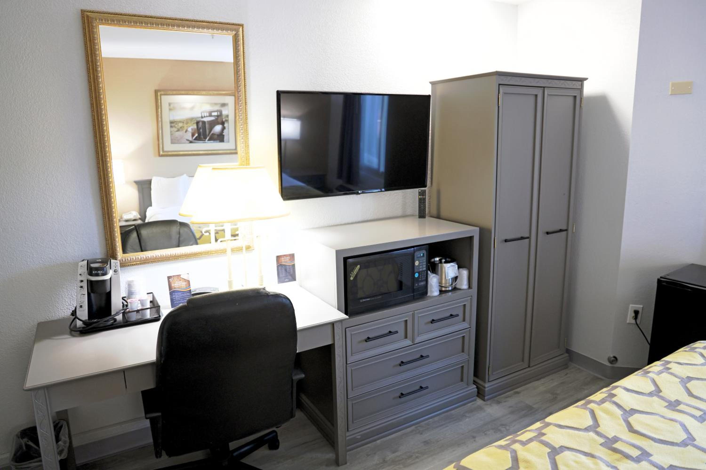 Queen Room - Non-Smoking - Photo 8