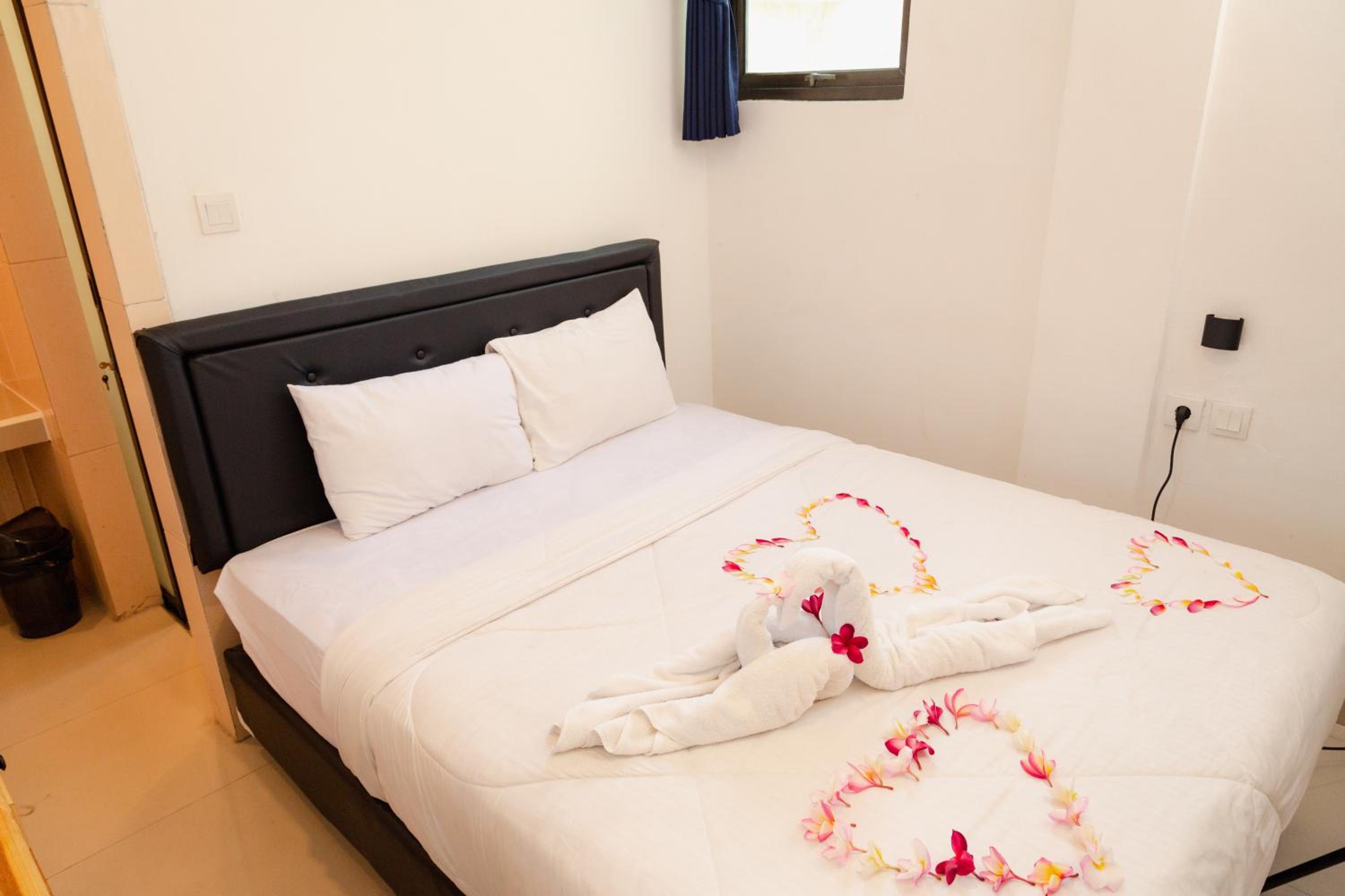 Deluxe Double Room - Photo 8