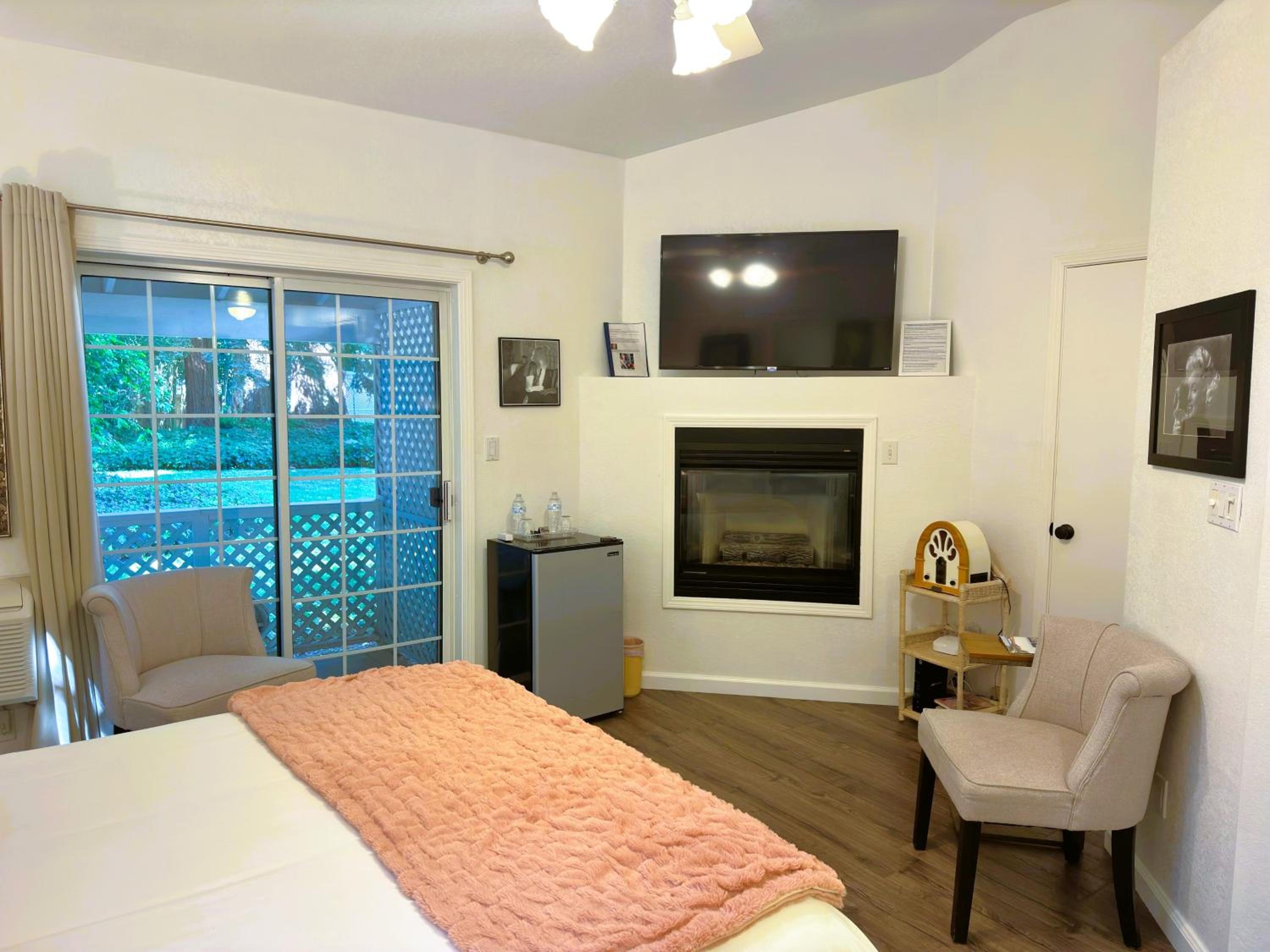 Monroe Room photo 2