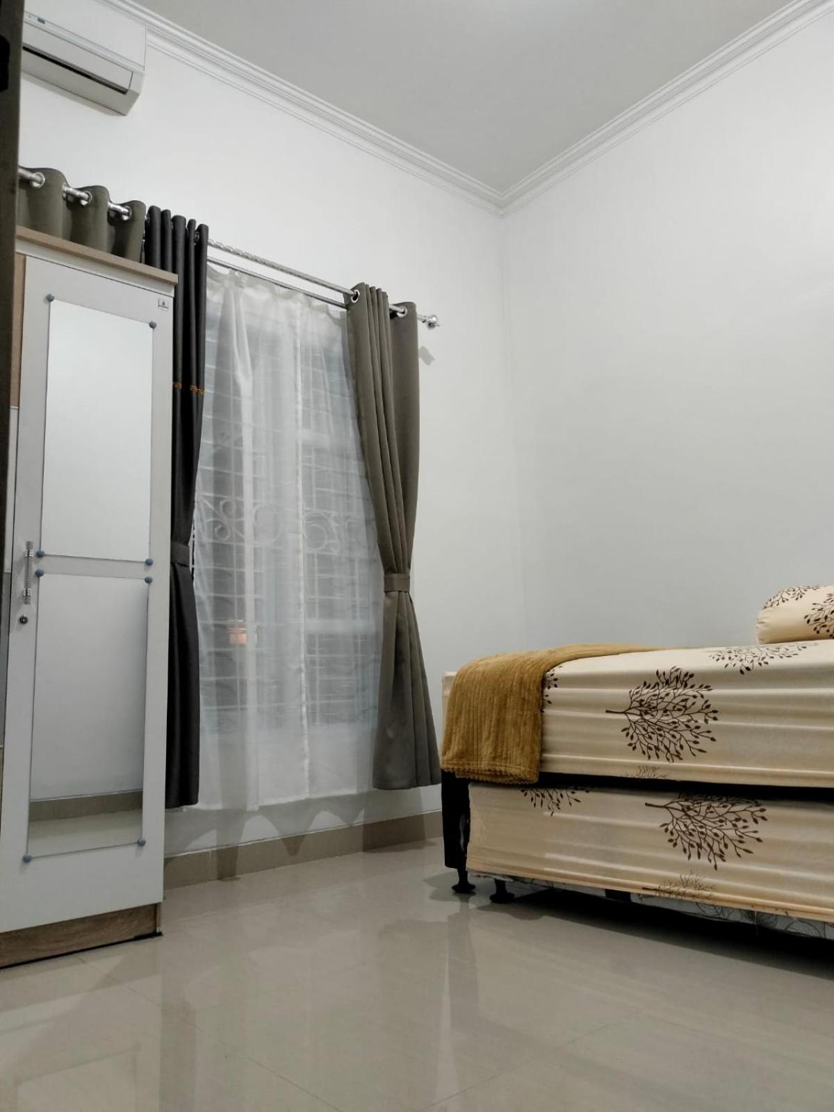 Three-Bedroom House photo 3