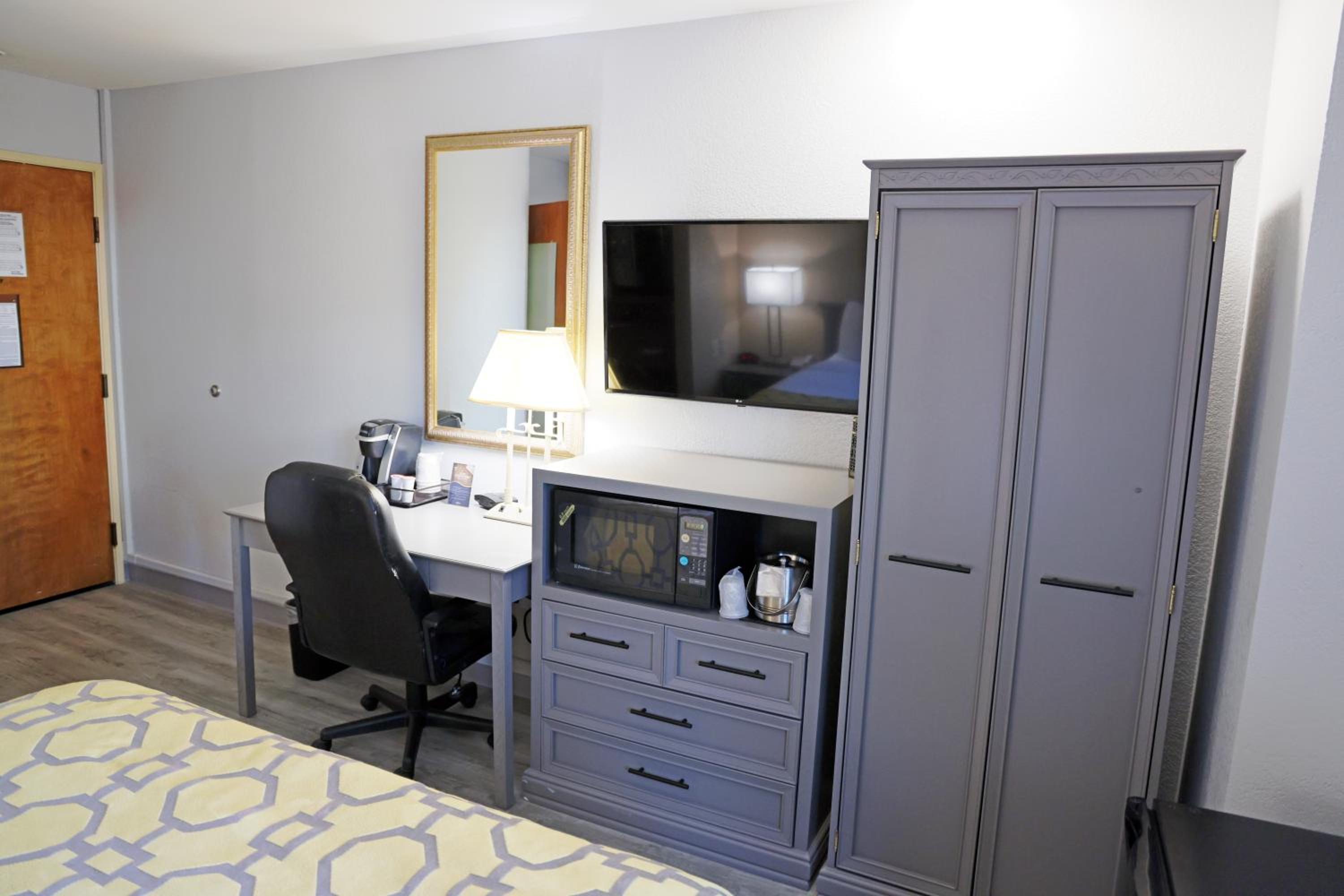 Queen Room - Non-Smoking - Photo 7