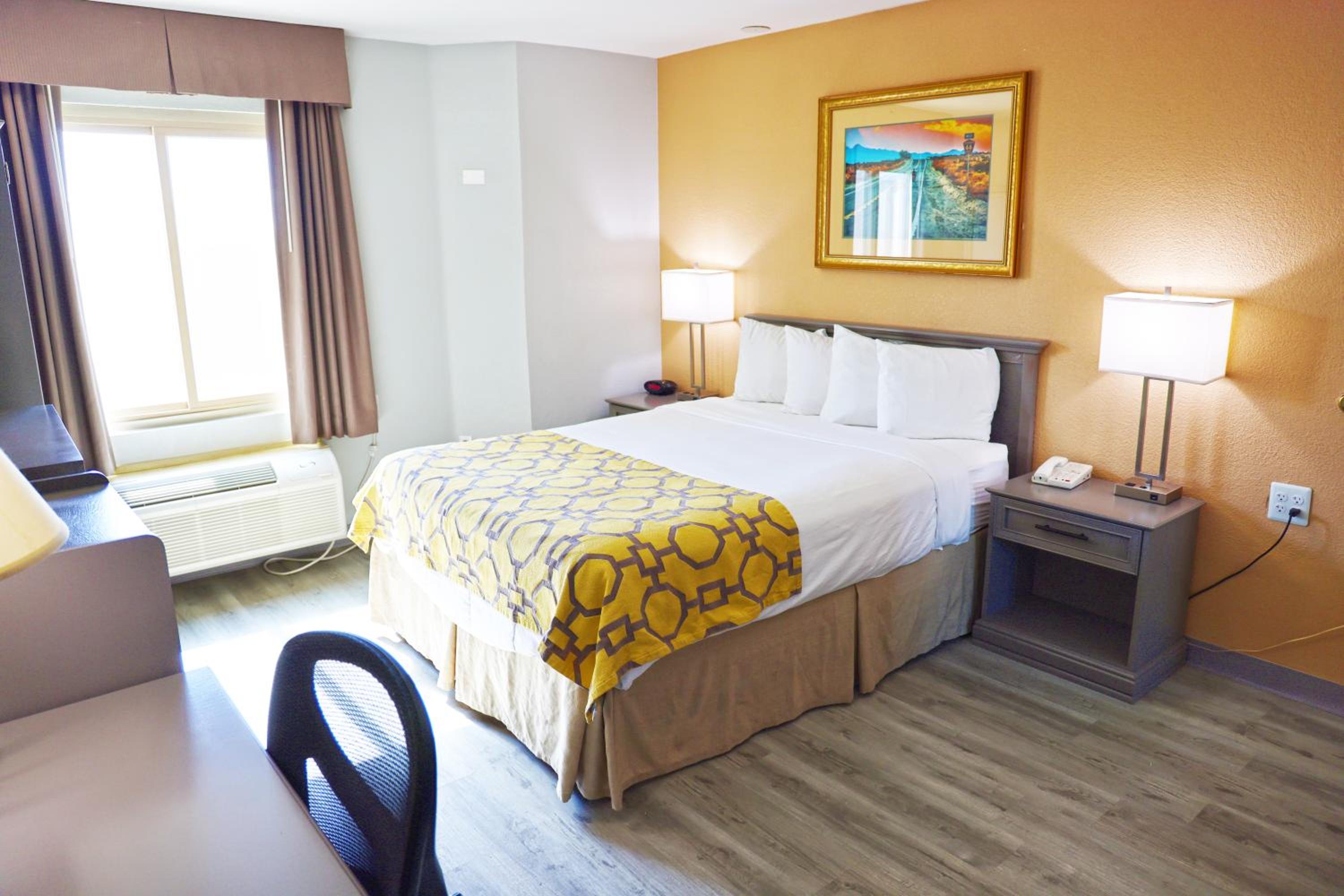 1 Queen Bed, Mobility Accessible Room, Bathtub w/ Grab Bars, Non-Smoking - Photo 4