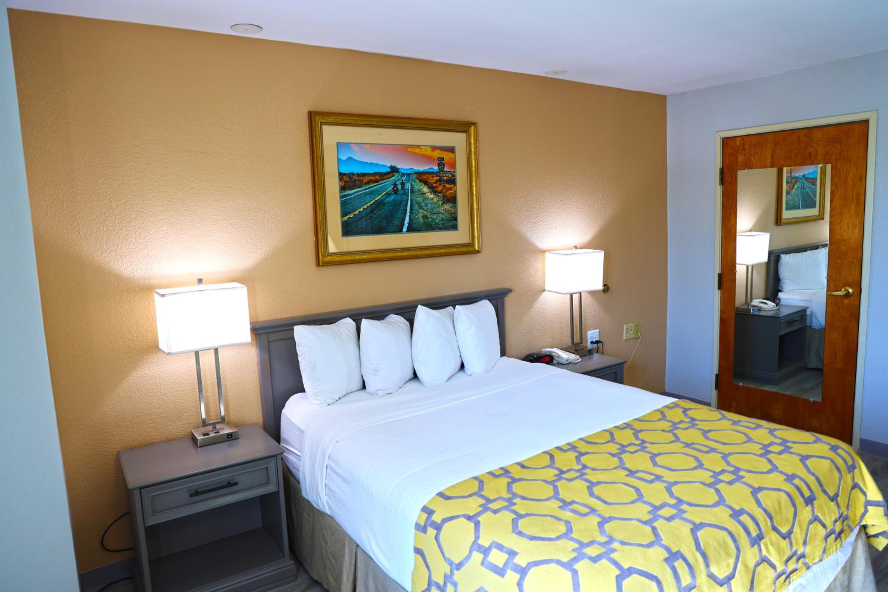 1 Queen Bed, Mobility Accessible Room, Bathtub w/ Grab Bars, Non-Smoking - Photo 5