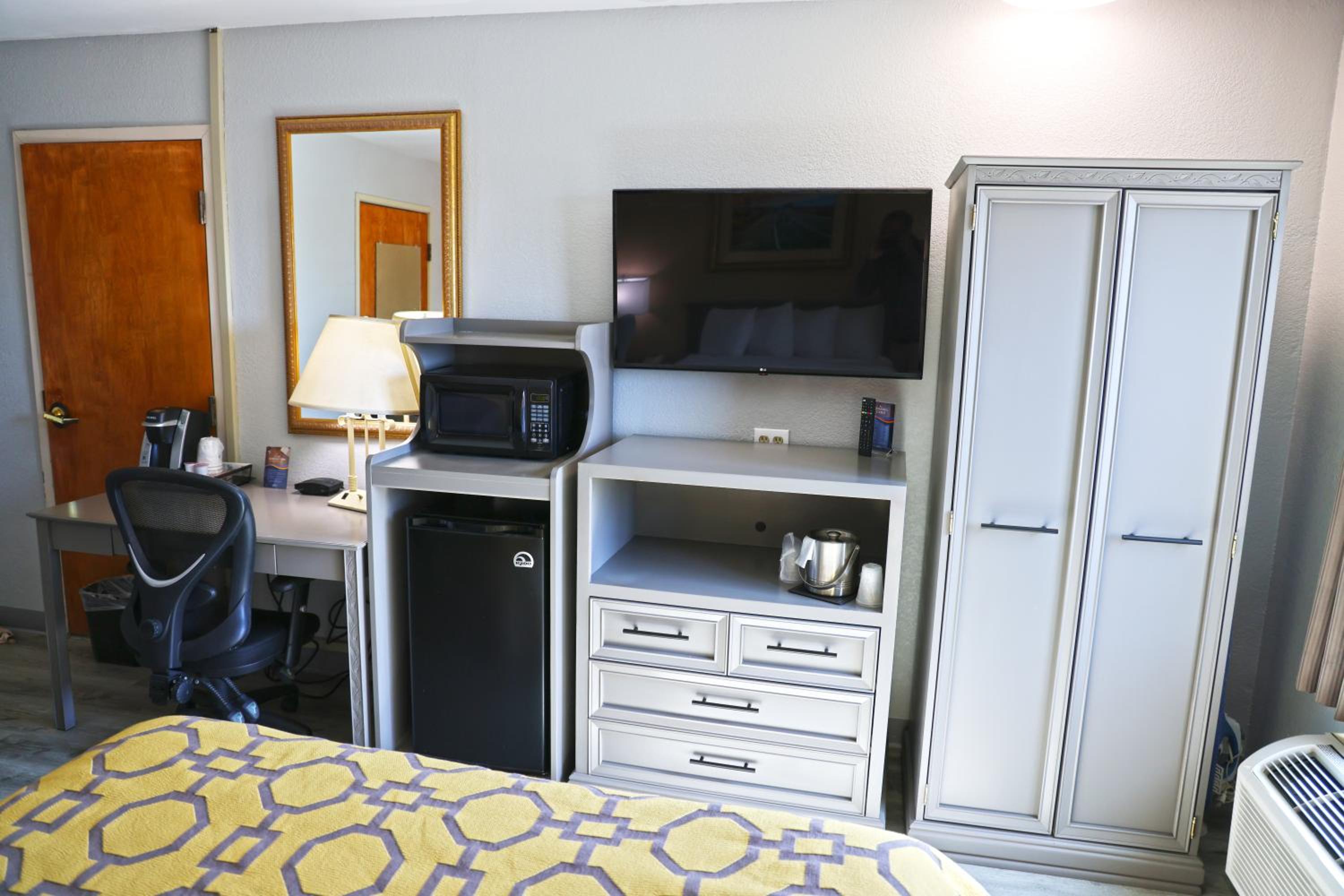1 Queen Bed, Mobility Accessible Room, Bathtub w/ Grab Bars, Non-Smoking - Photo 2