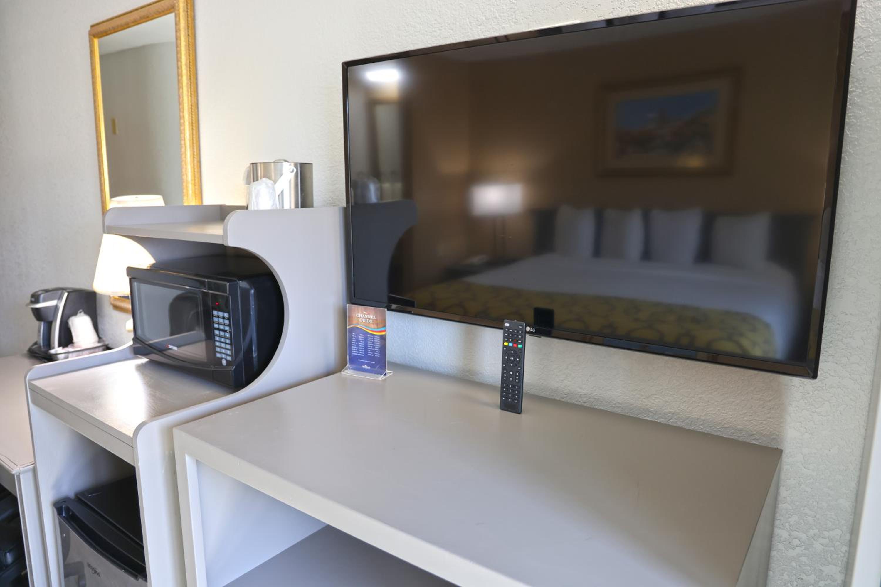 King Room - Non-Smoking - Photo 6