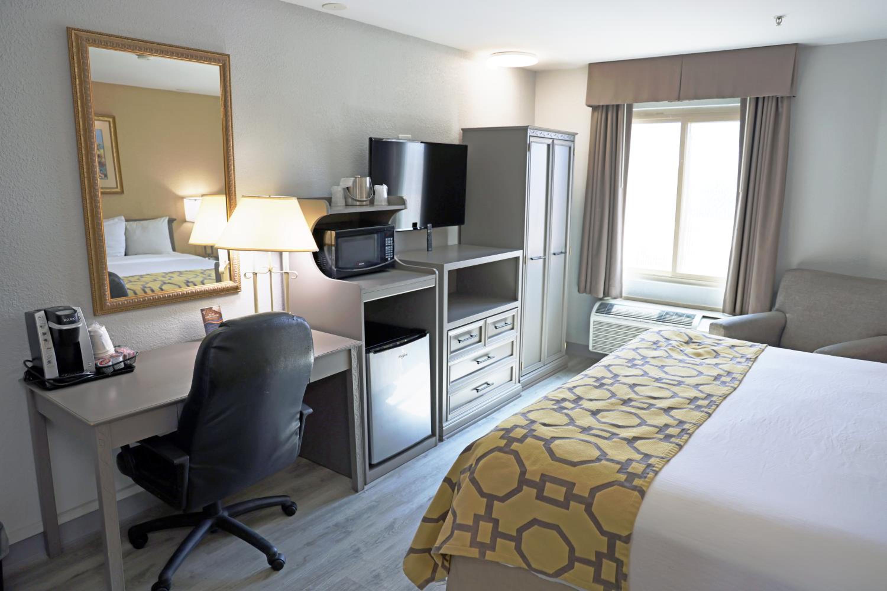 King Room - Non-Smoking - Photo 4