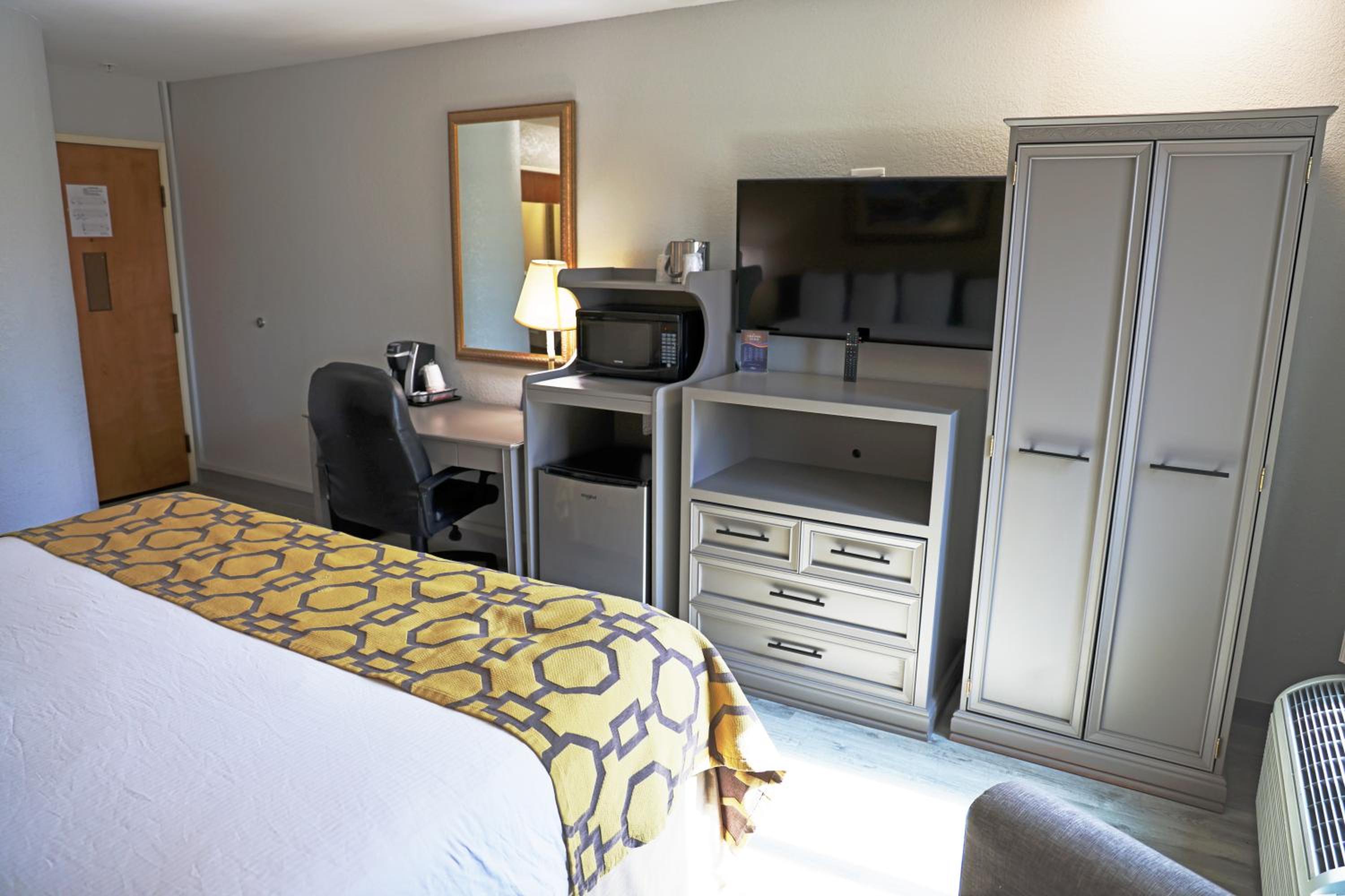 King Room - Non-Smoking - Photo 5