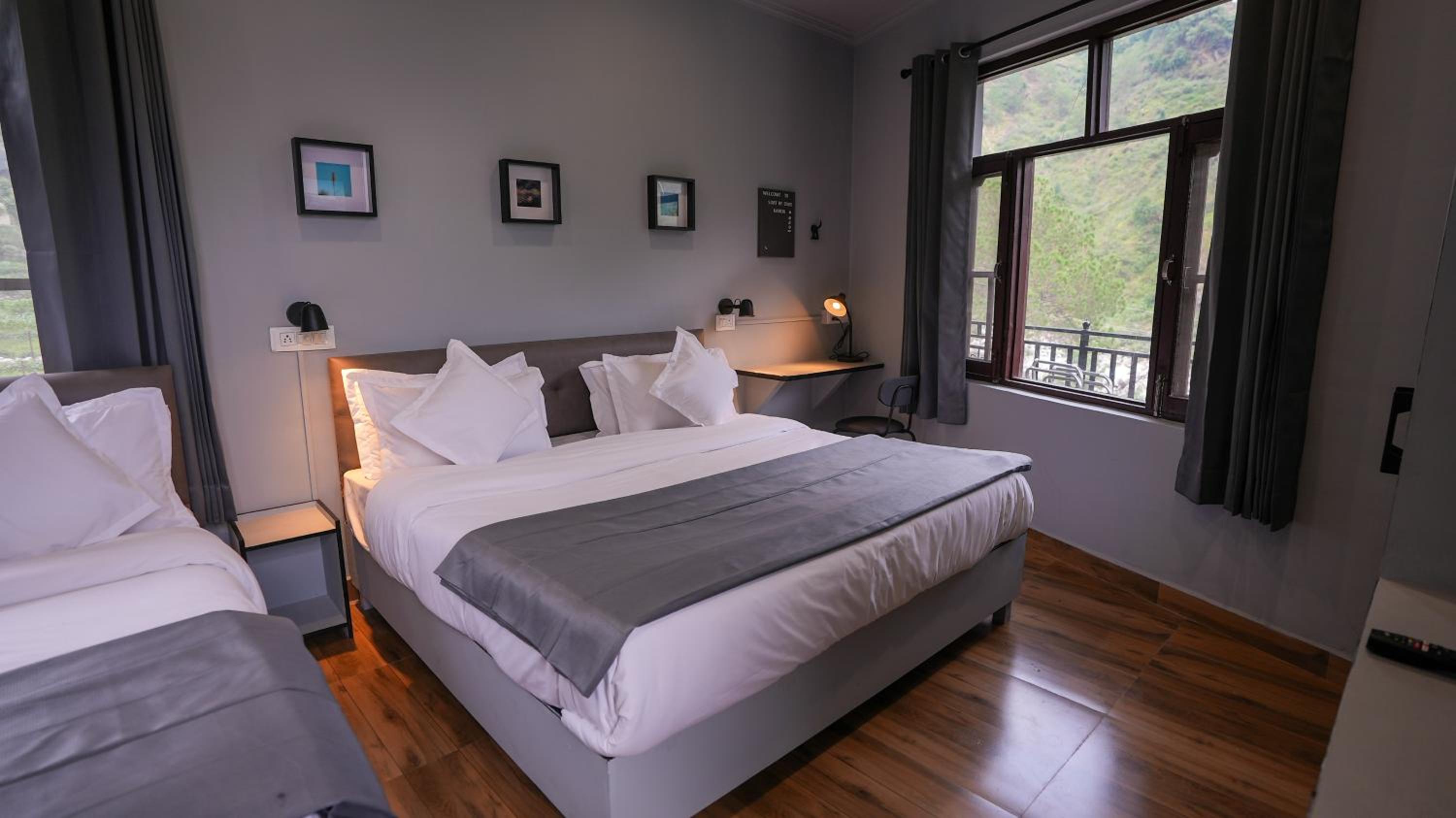 Quadruple Room with Mountain View photo 3