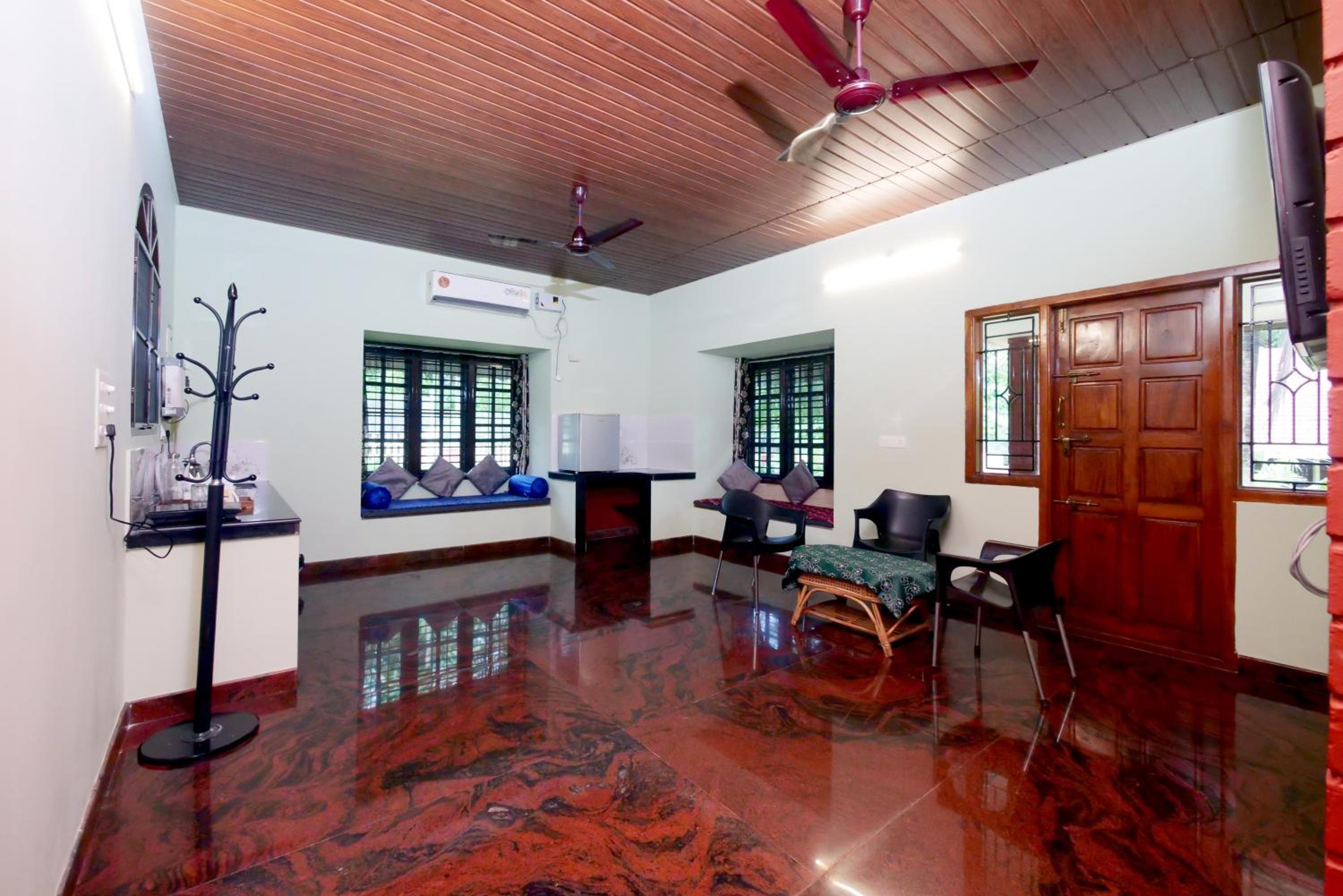 Superior Family Room photo 1