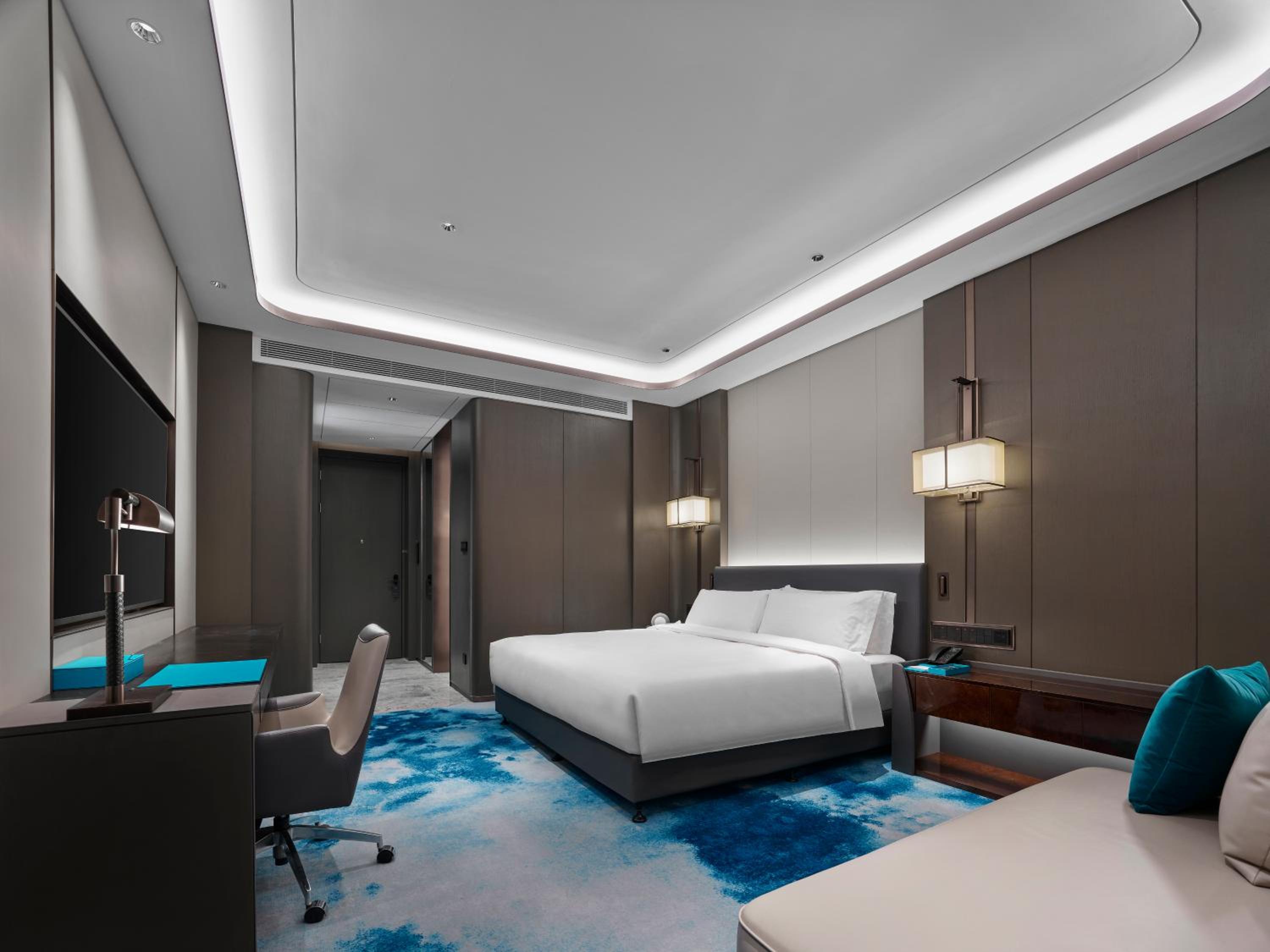Deluxe Lake View 1 King Bed Room - Photo 3
