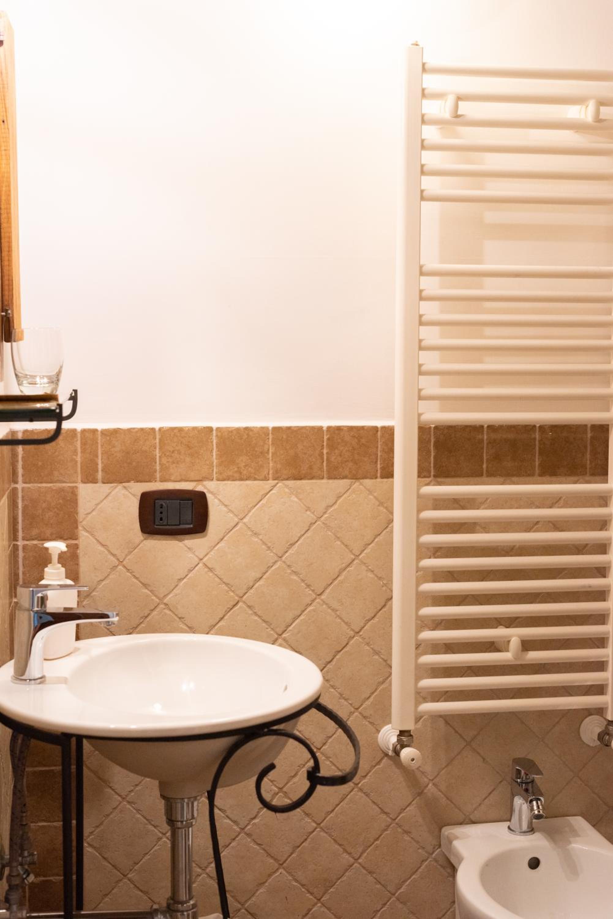 Standard Double or Twin Room - Photo 5
