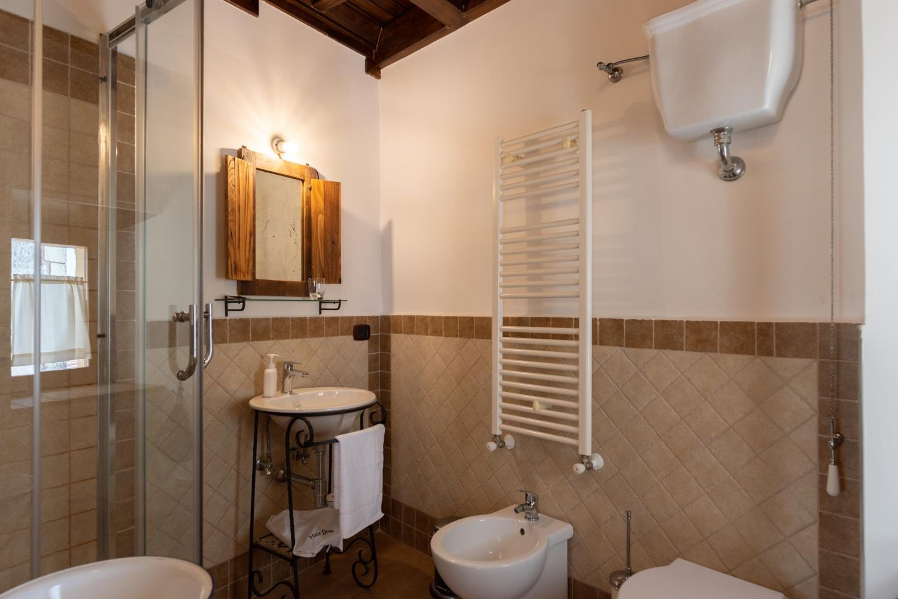 Standard Double or Twin Room - Photo 11
