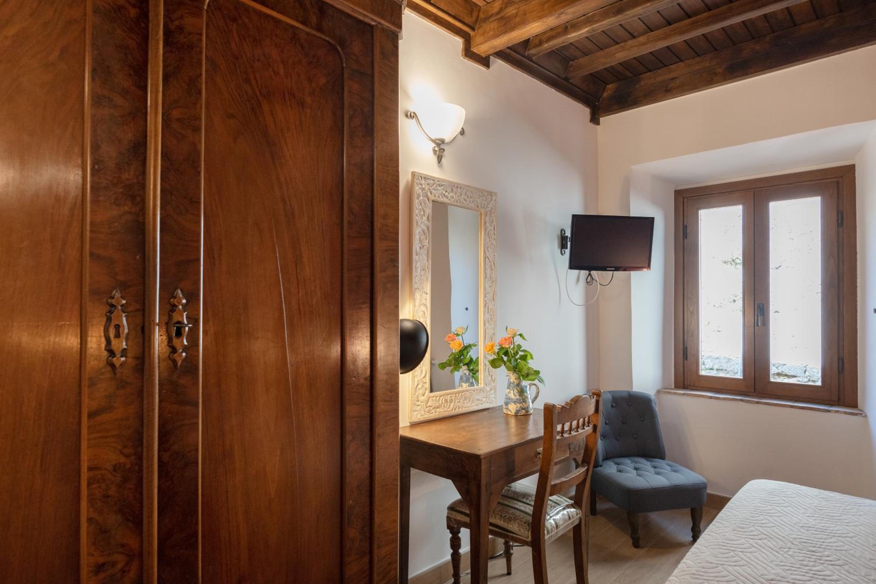 Standard Double or Twin Room - Photo 10