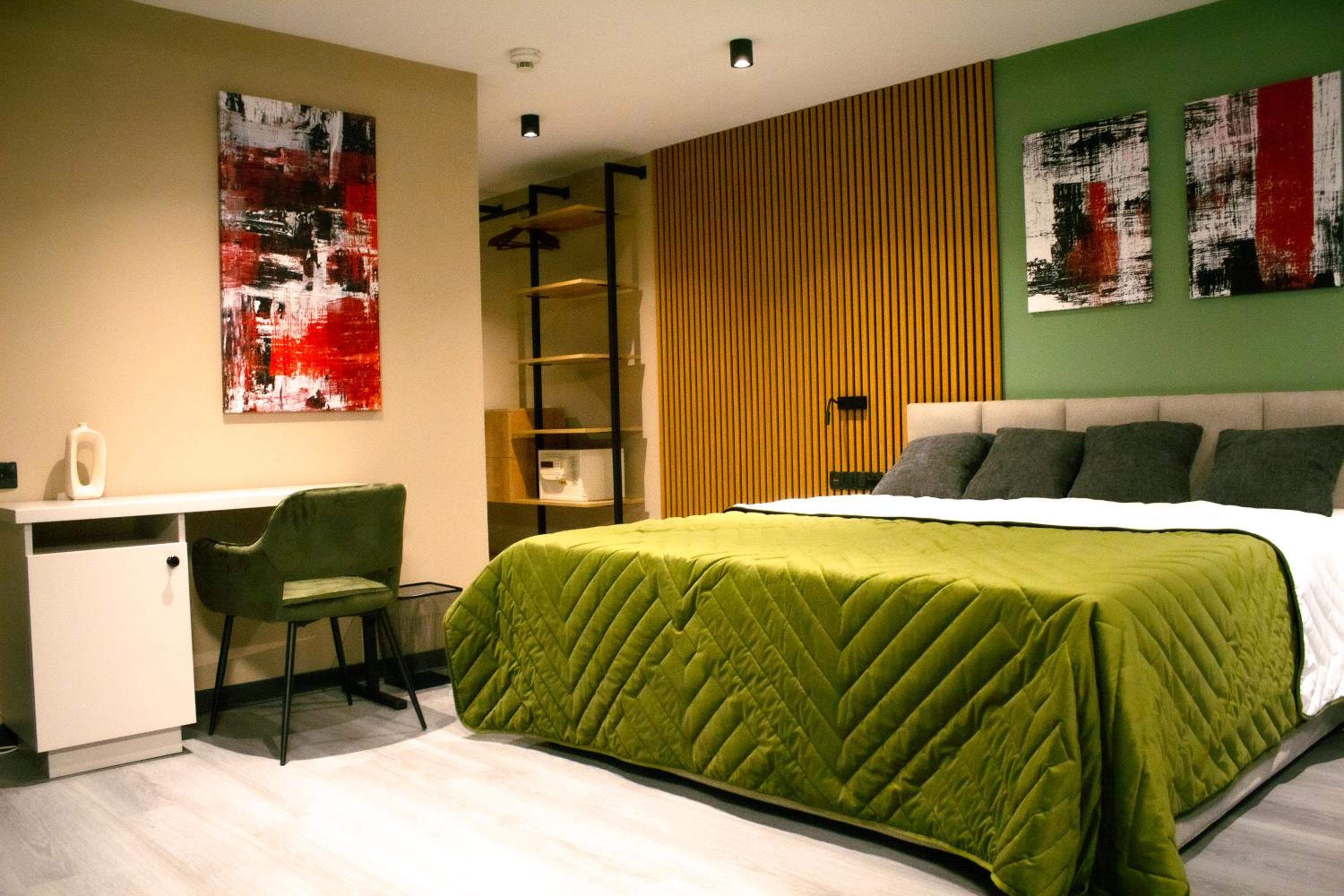 Queen Room photo 1