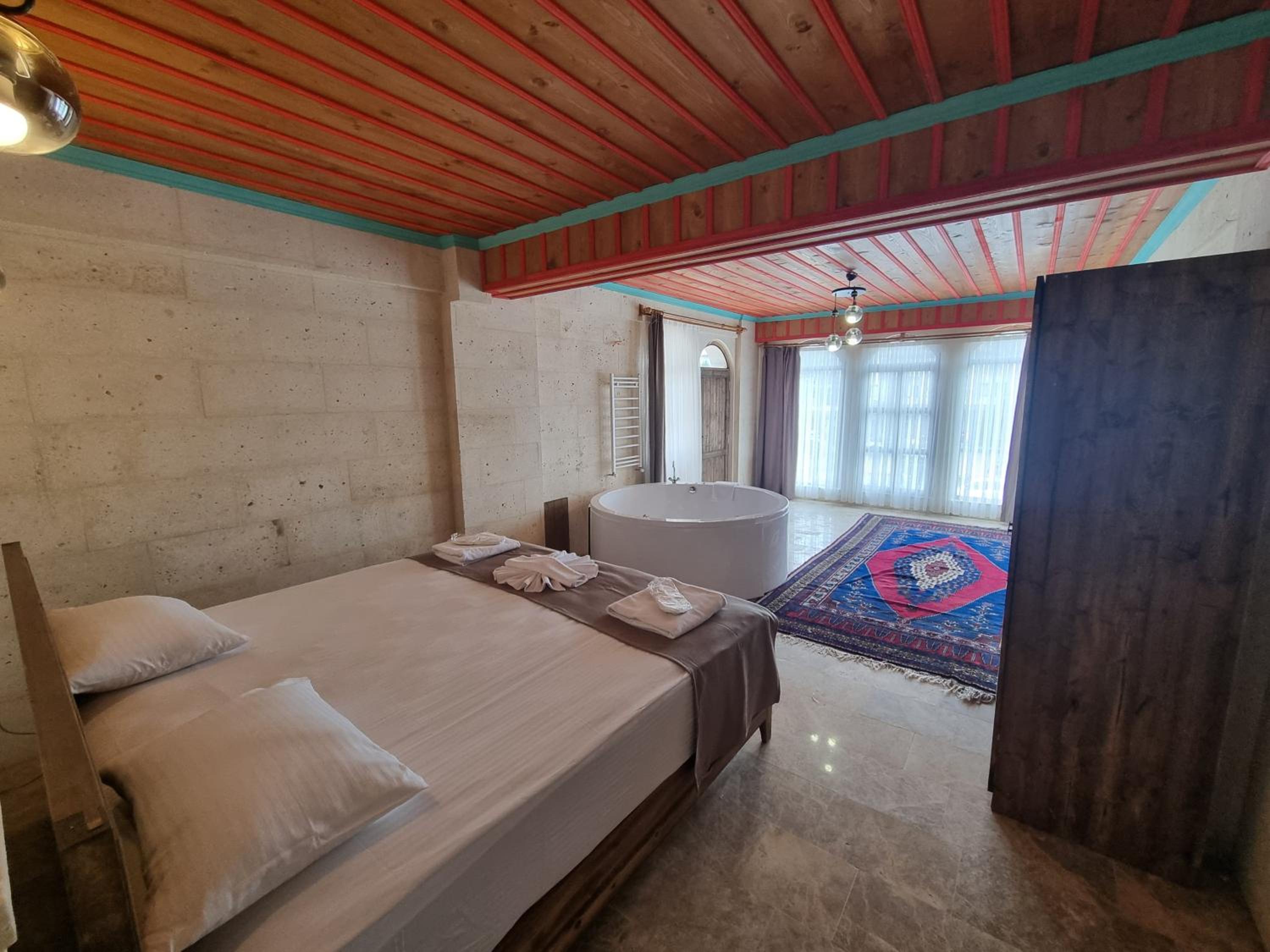Deluxe King Room - Photo 4