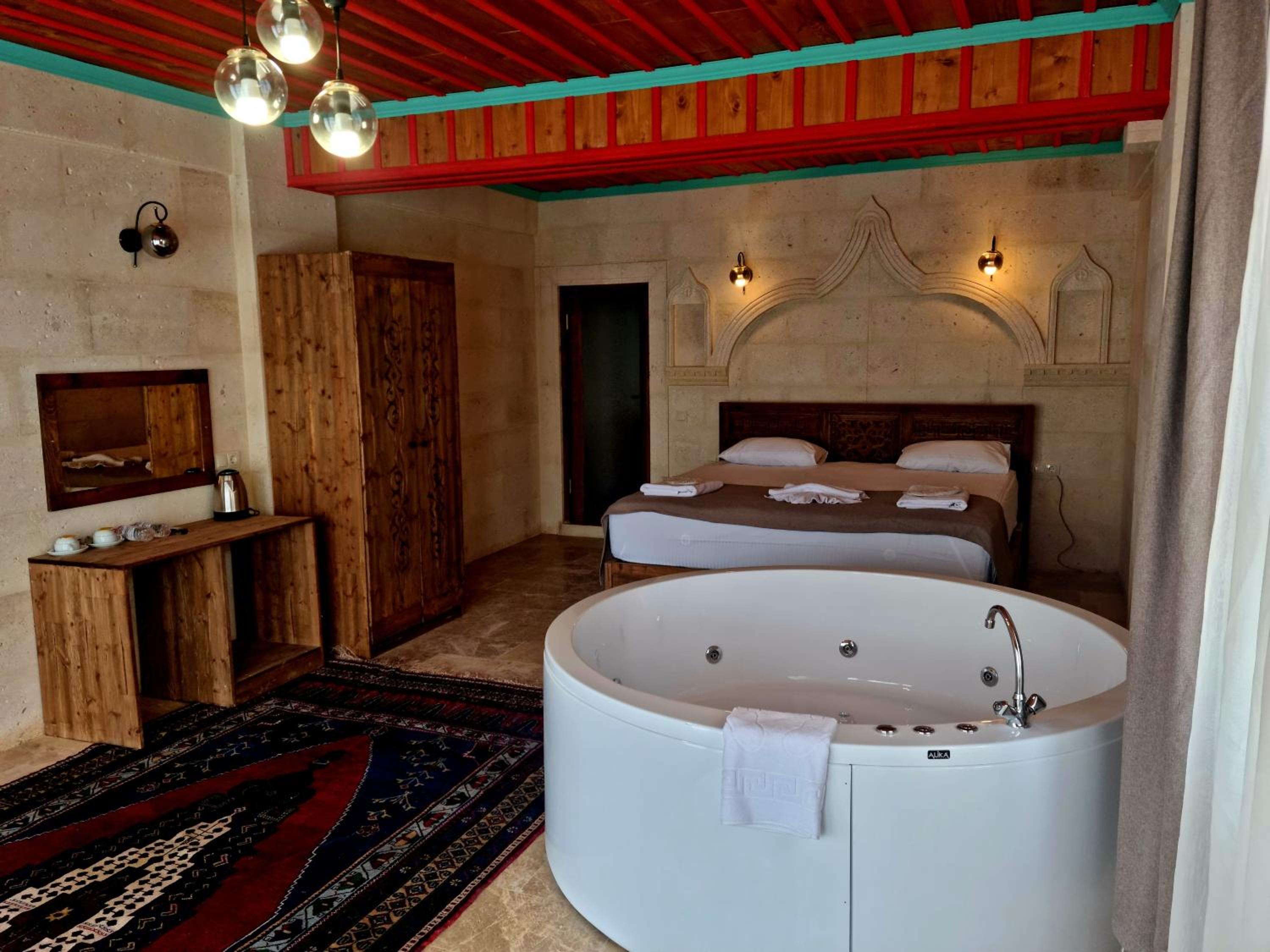 Deluxe King Room - Photo 2