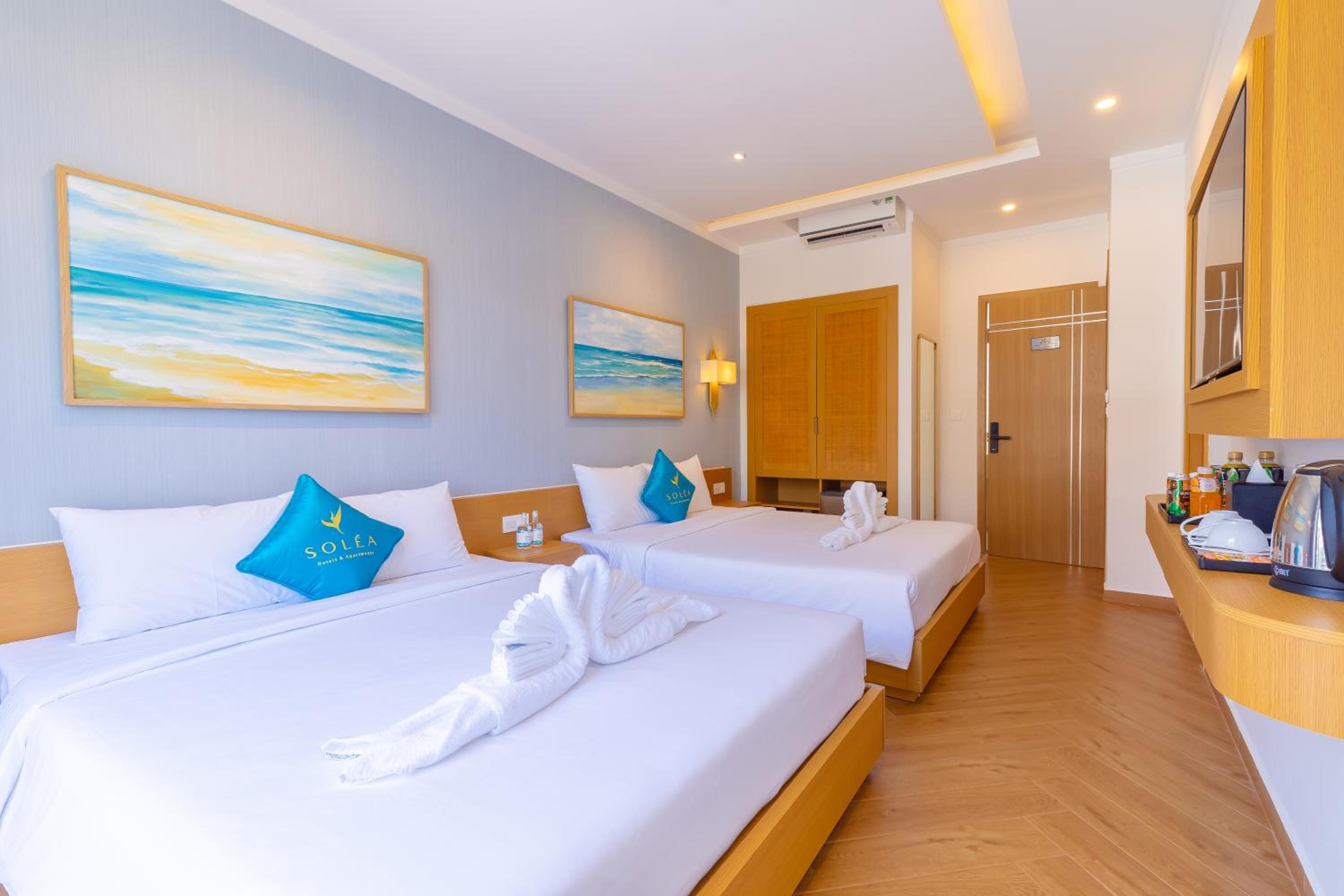 Quadruple Room with Balcony - Photo 5