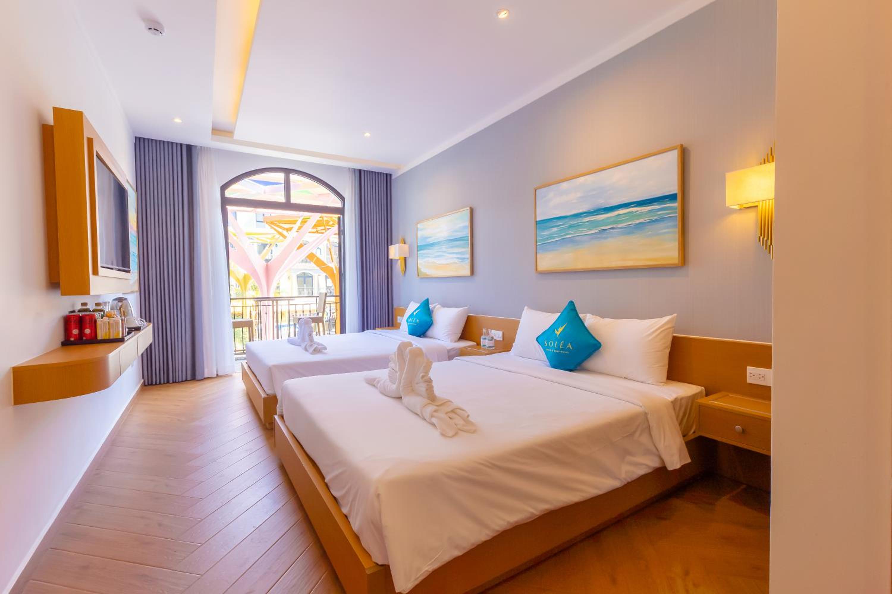 Quadruple Room with Balcony - Photo 1