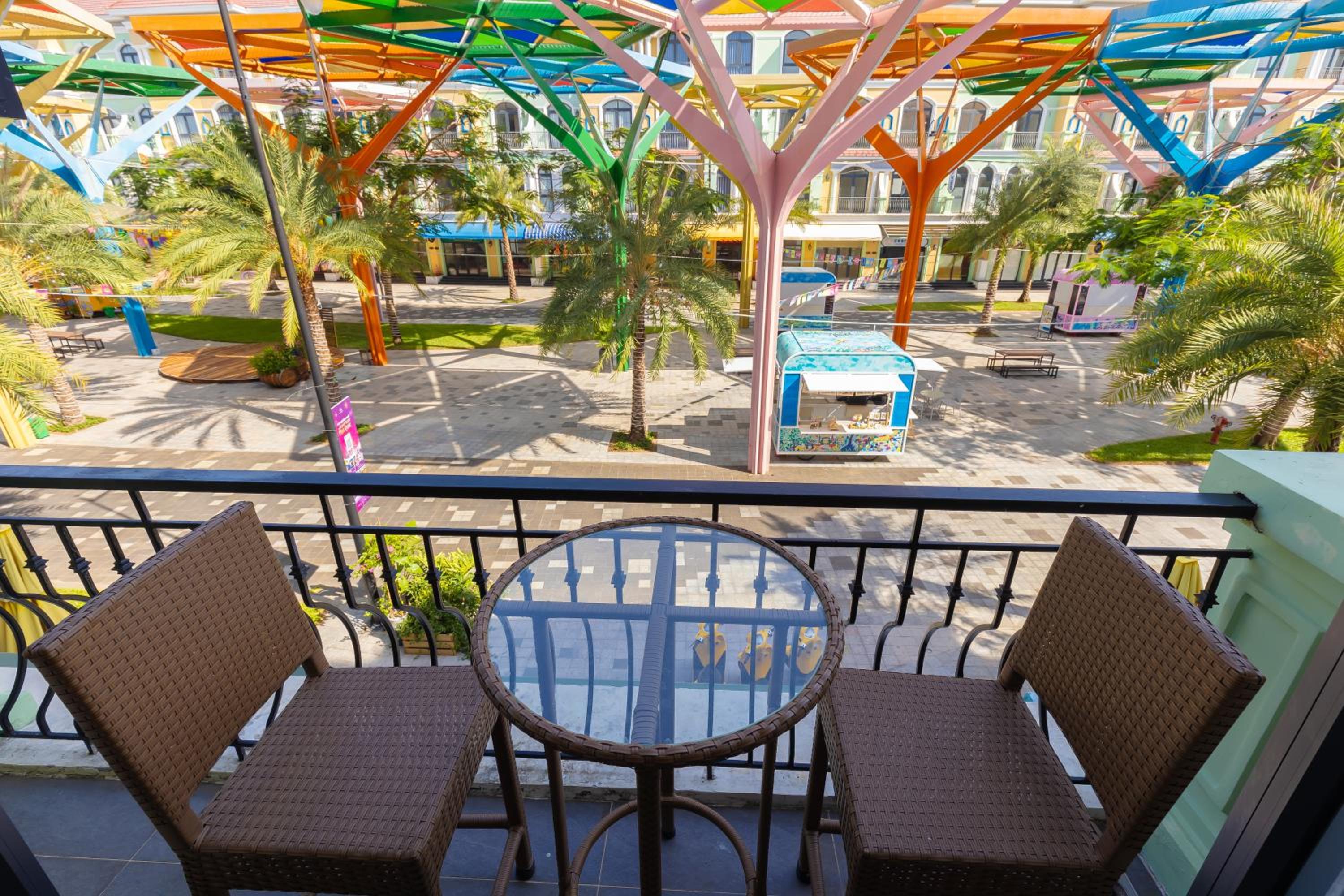 Quadruple Room with Balcony - Photo 4