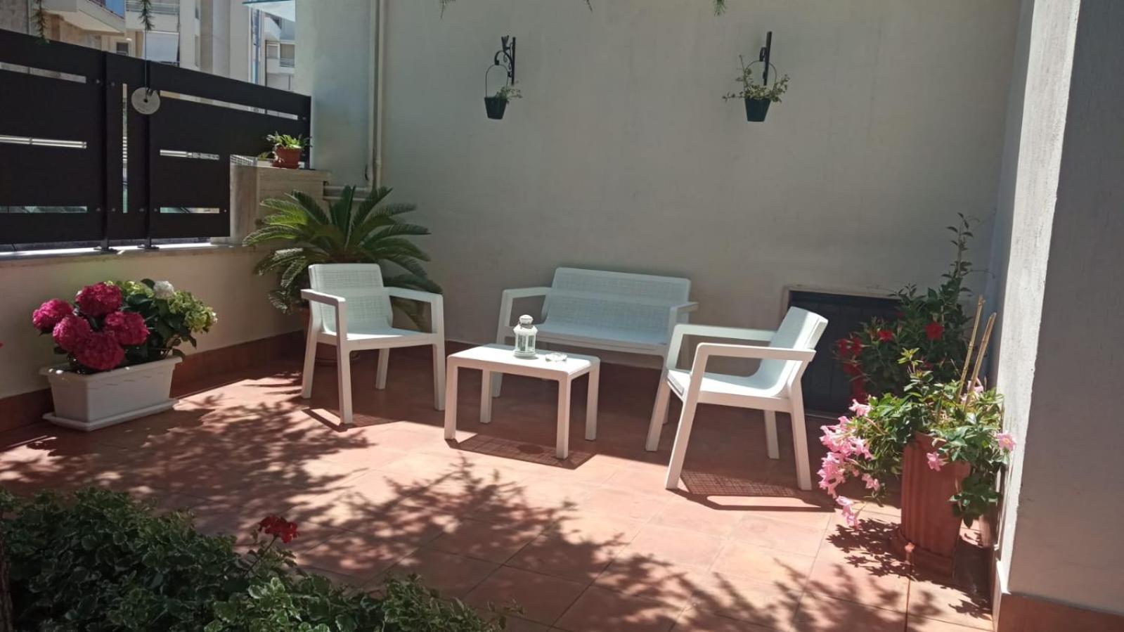 Two-Bedroom House with big Garden photo 3