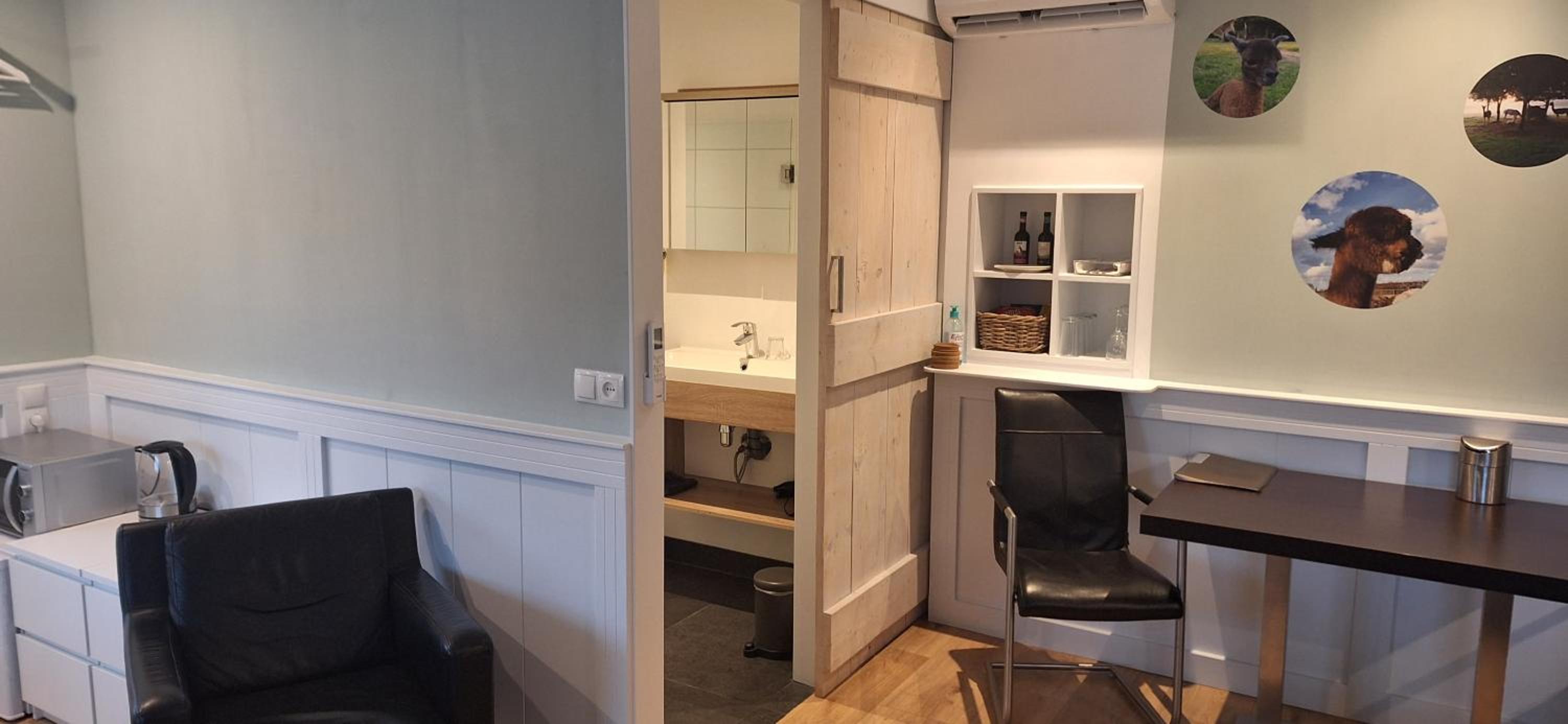 Deluxe Double Room with Shower - Photo 1