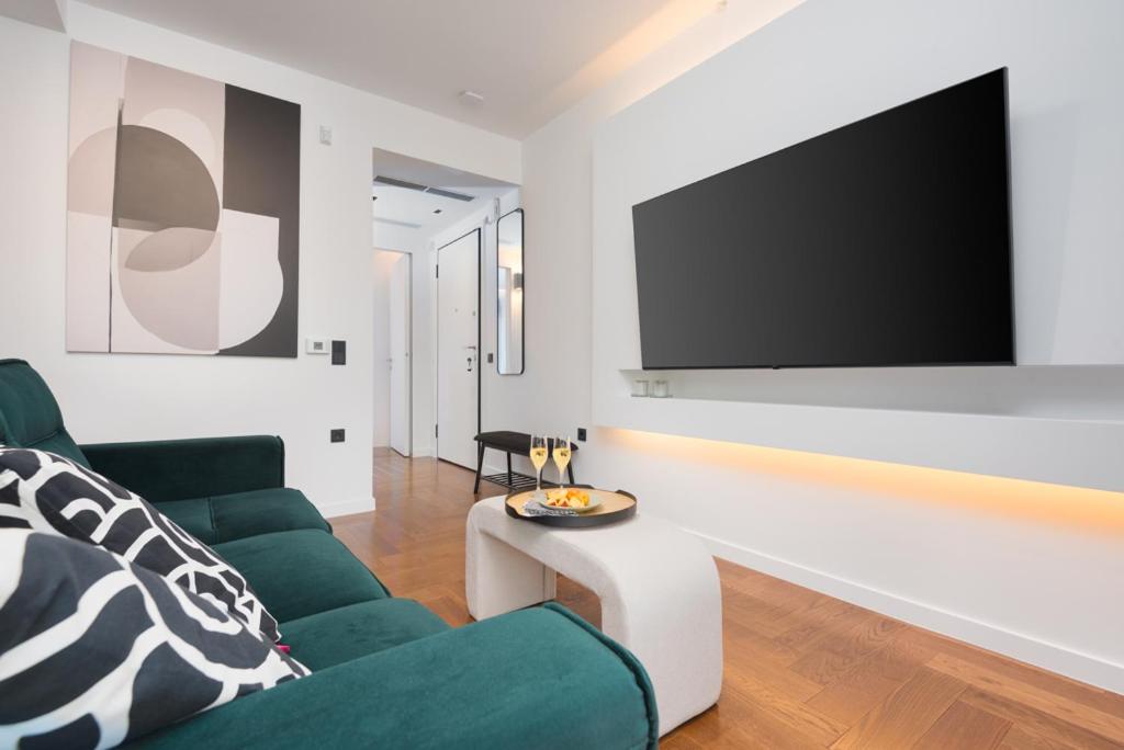 One-Bedroom Apartment with Balcony and Mountain View   photo 1