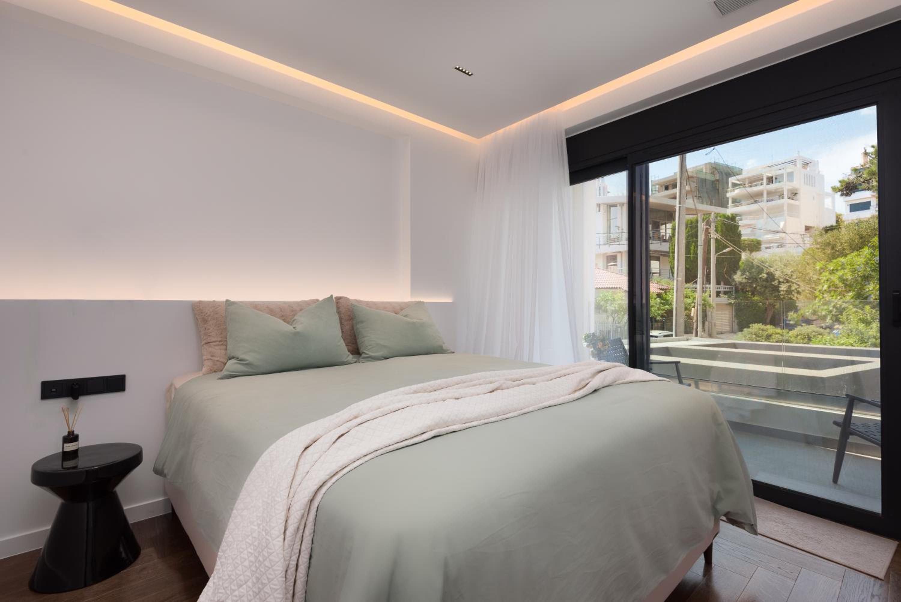 One-Bedroom Apartment with Balcony and Mountain View   photo 2