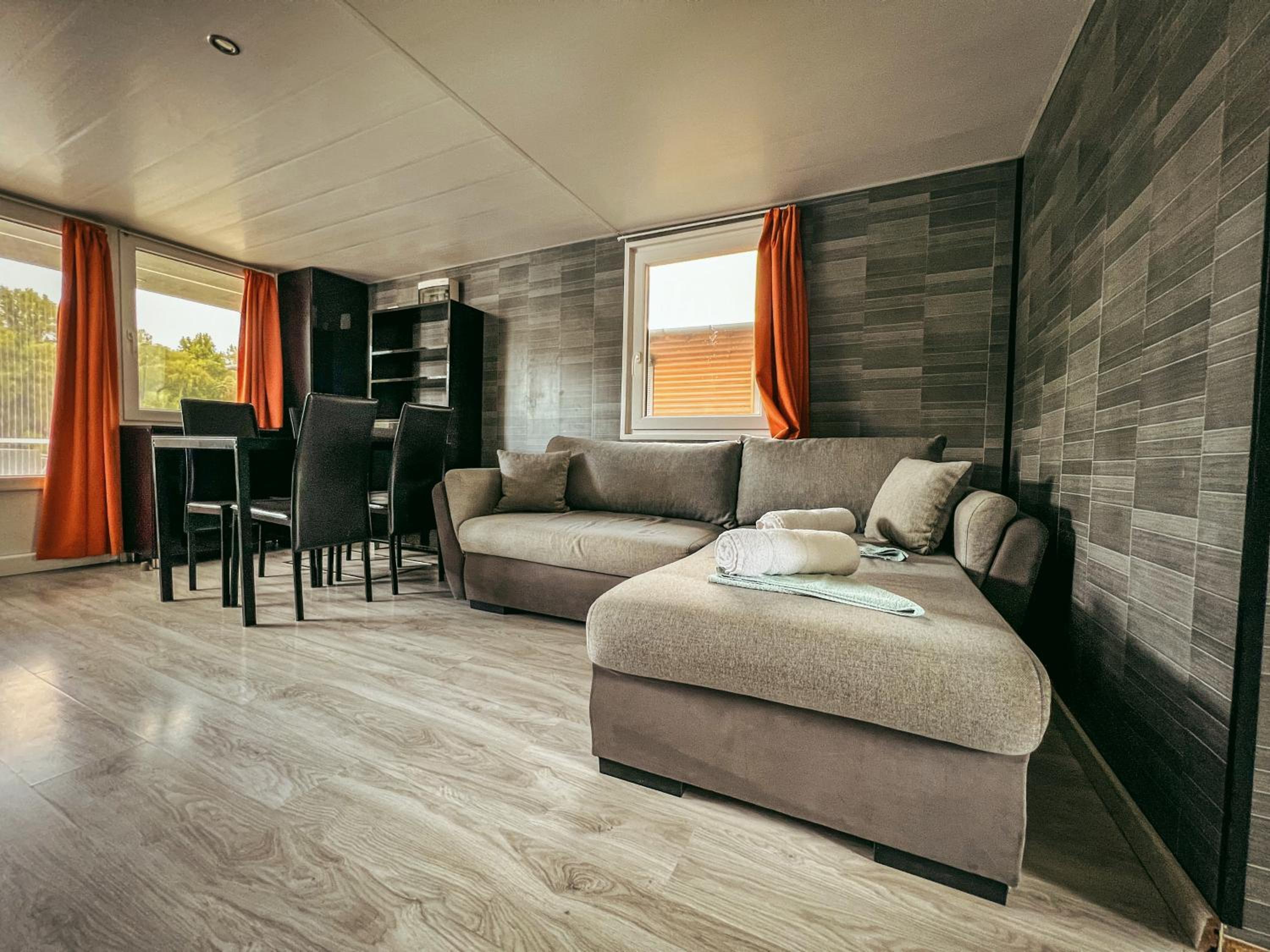 Mobile Home photo 3