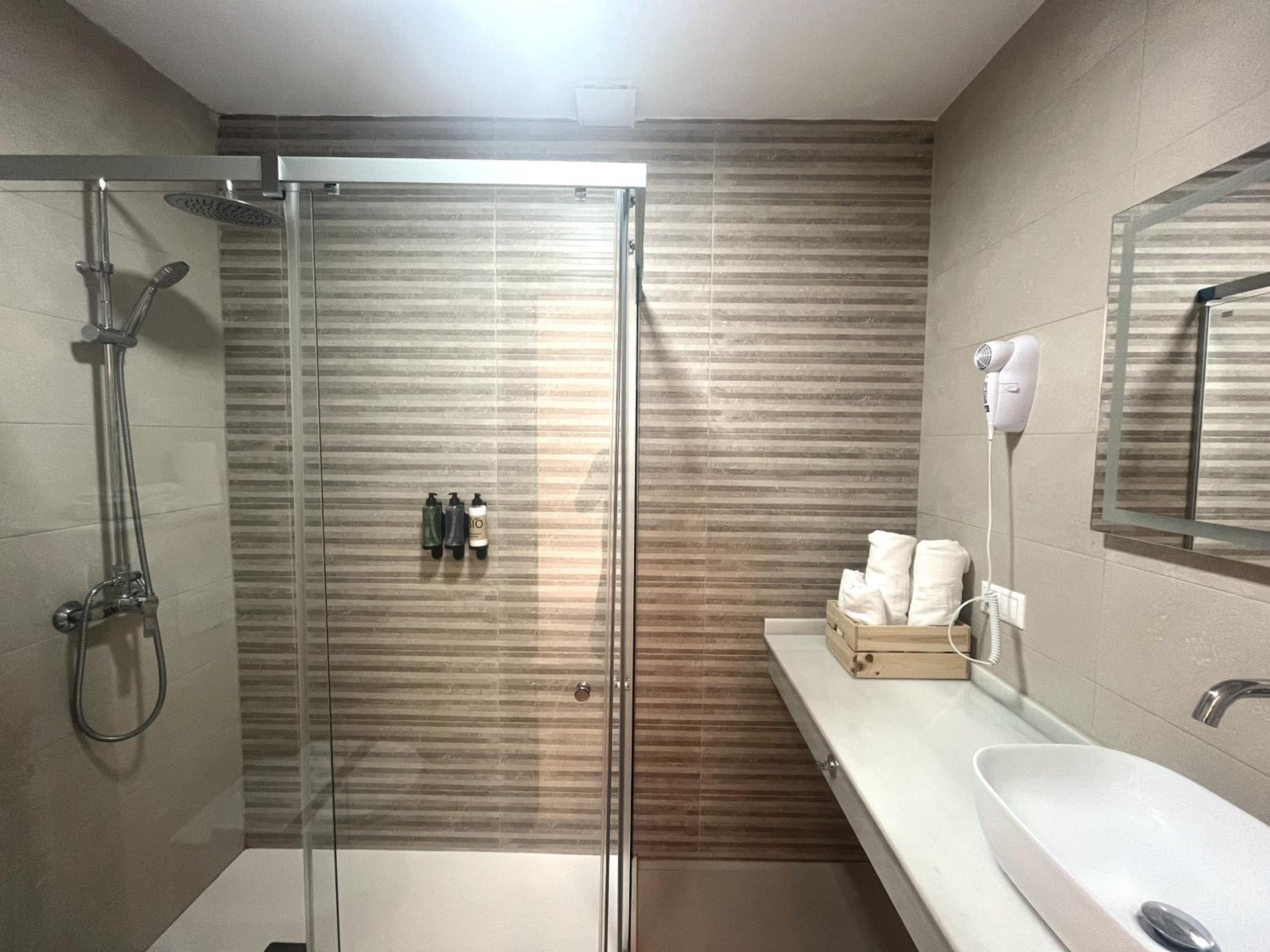 Standard Double or Twin Room - Photo 3