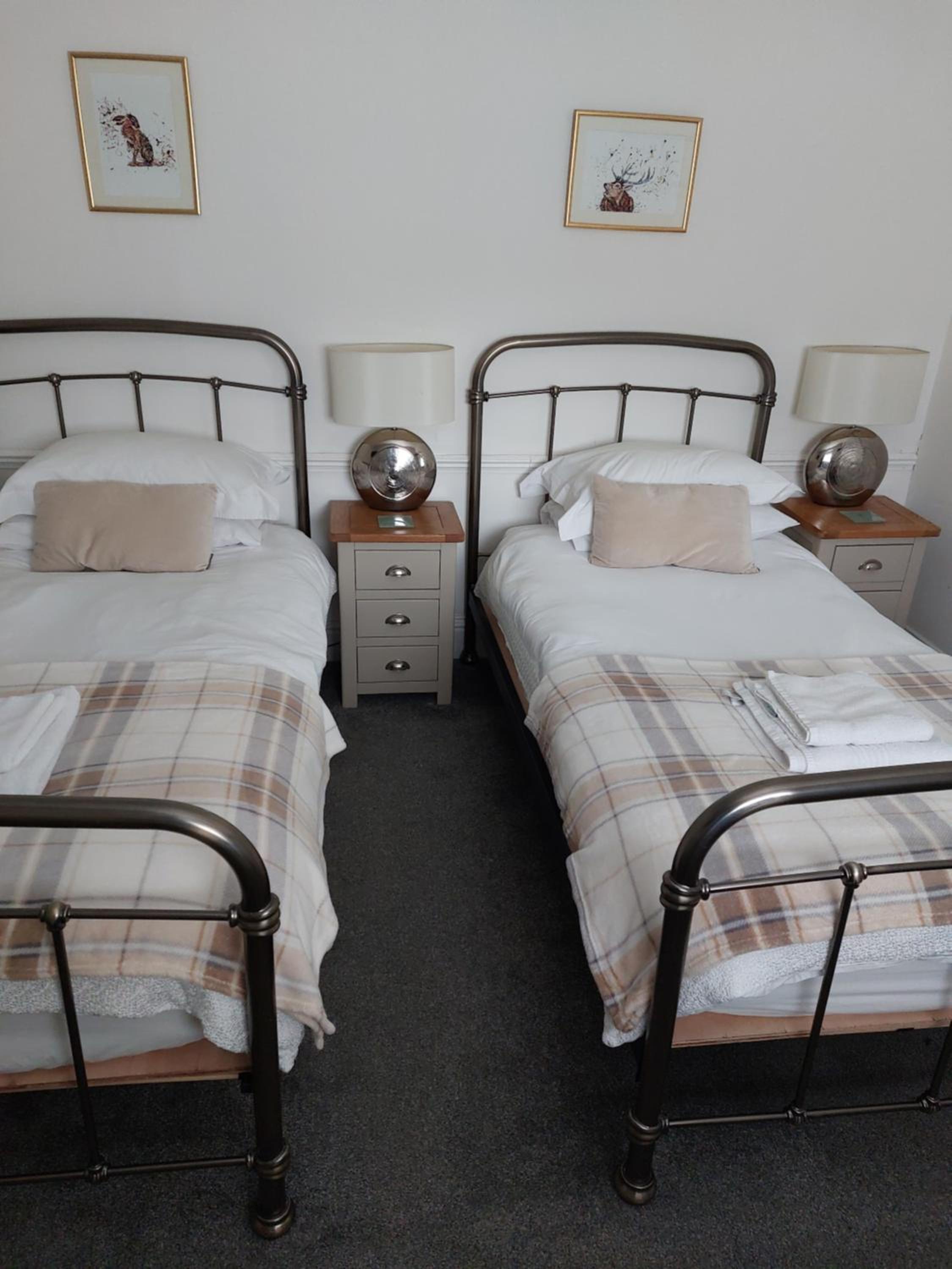 Twin Room - Photo 3