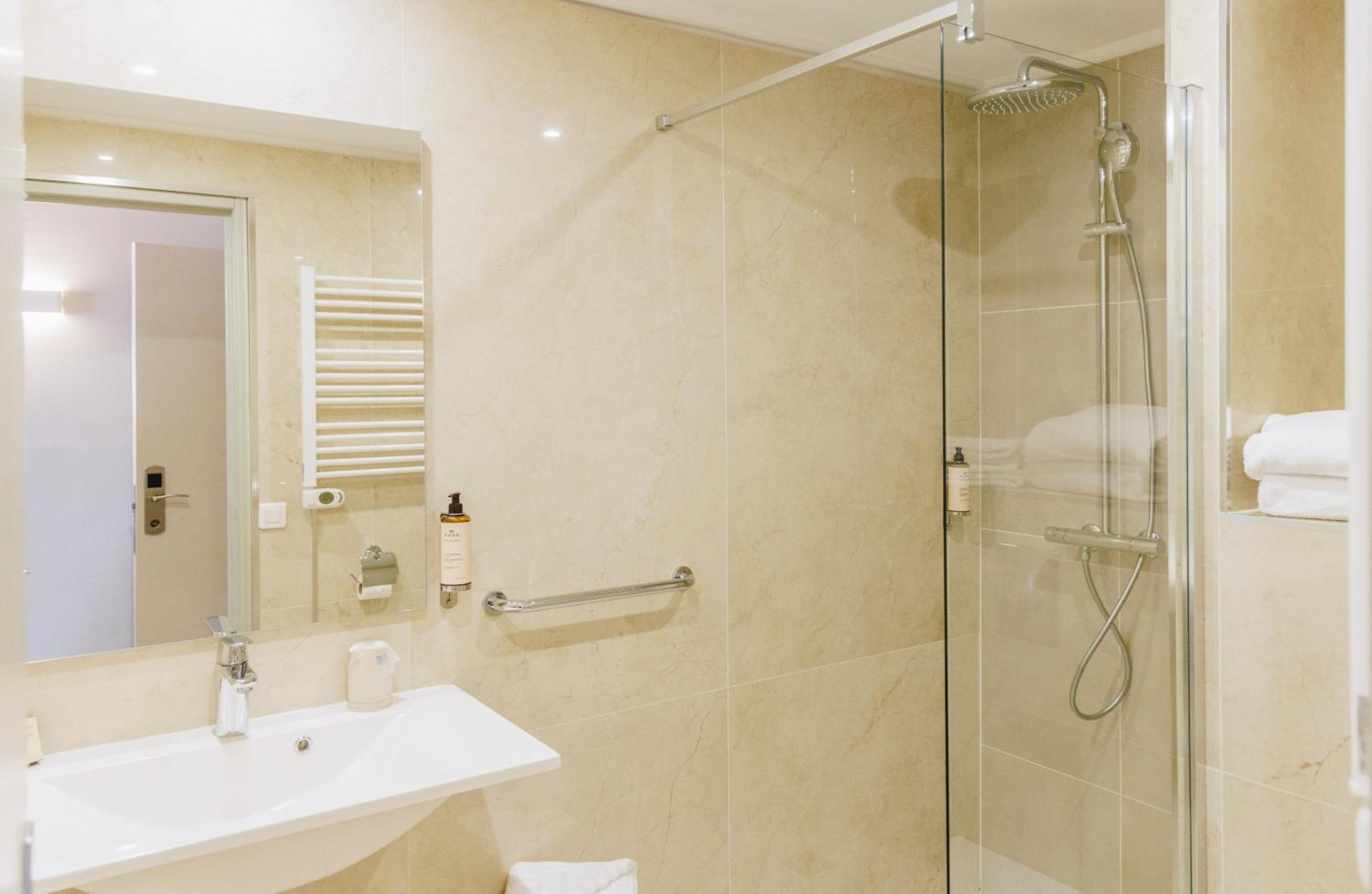 Standard Double or Twin Room with Sea View - Photo 11