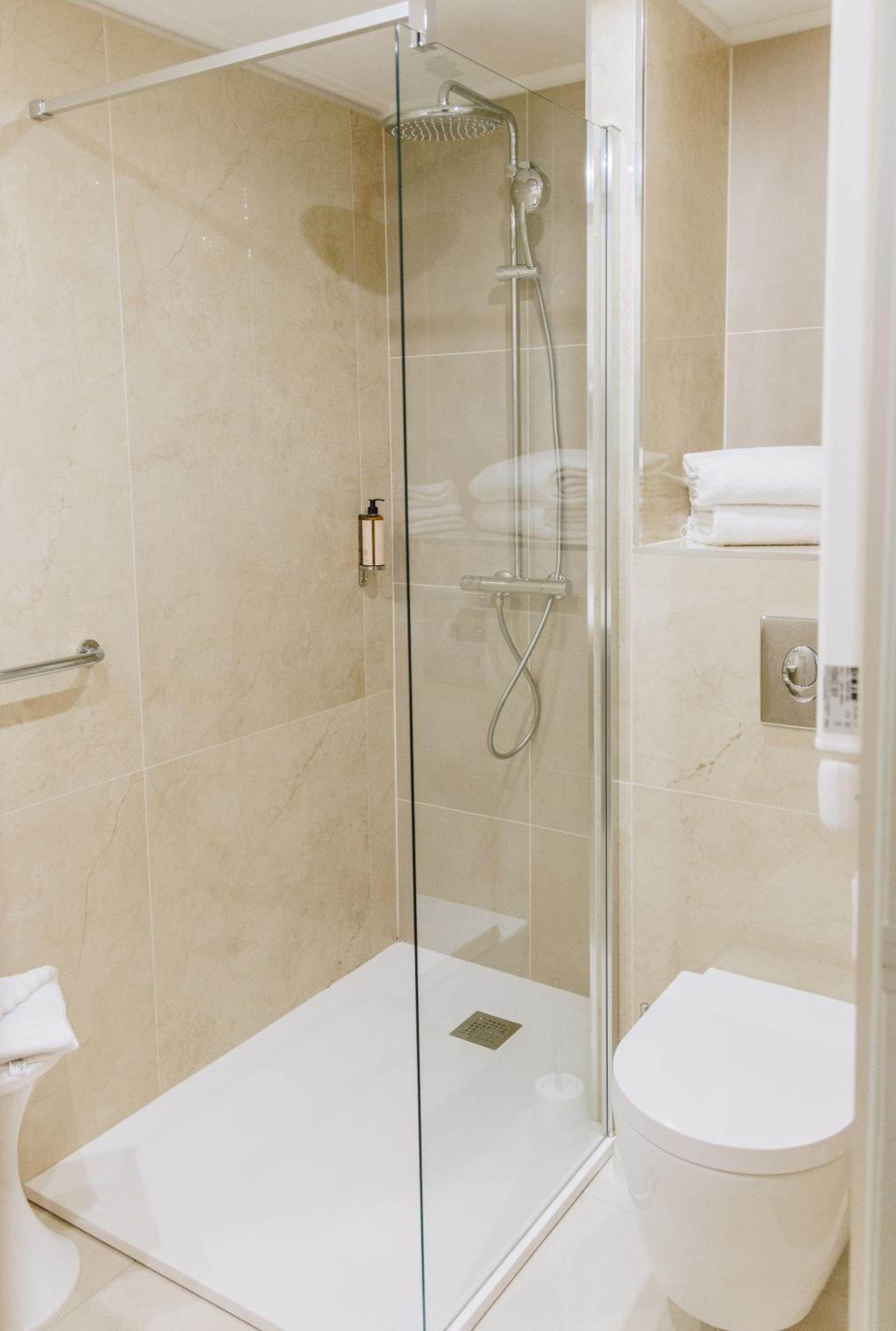 Standard Double or Twin Room with Sea View - Photo 10