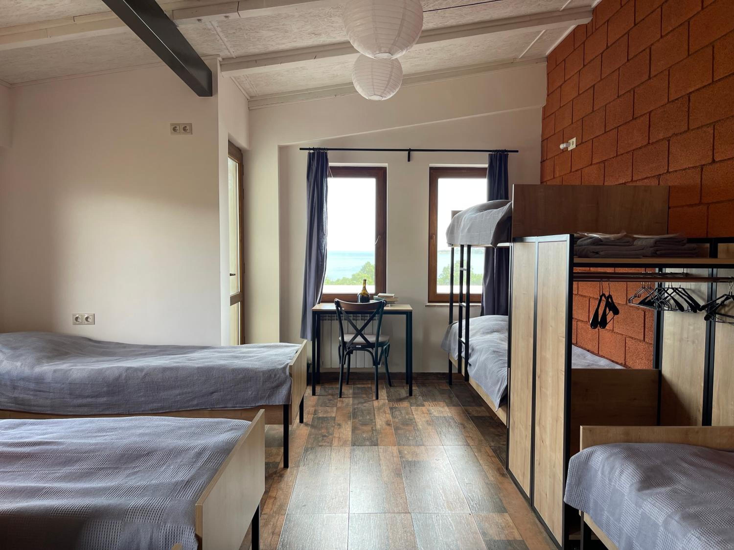 6-Bed Mixed Dormitory Room photo 2