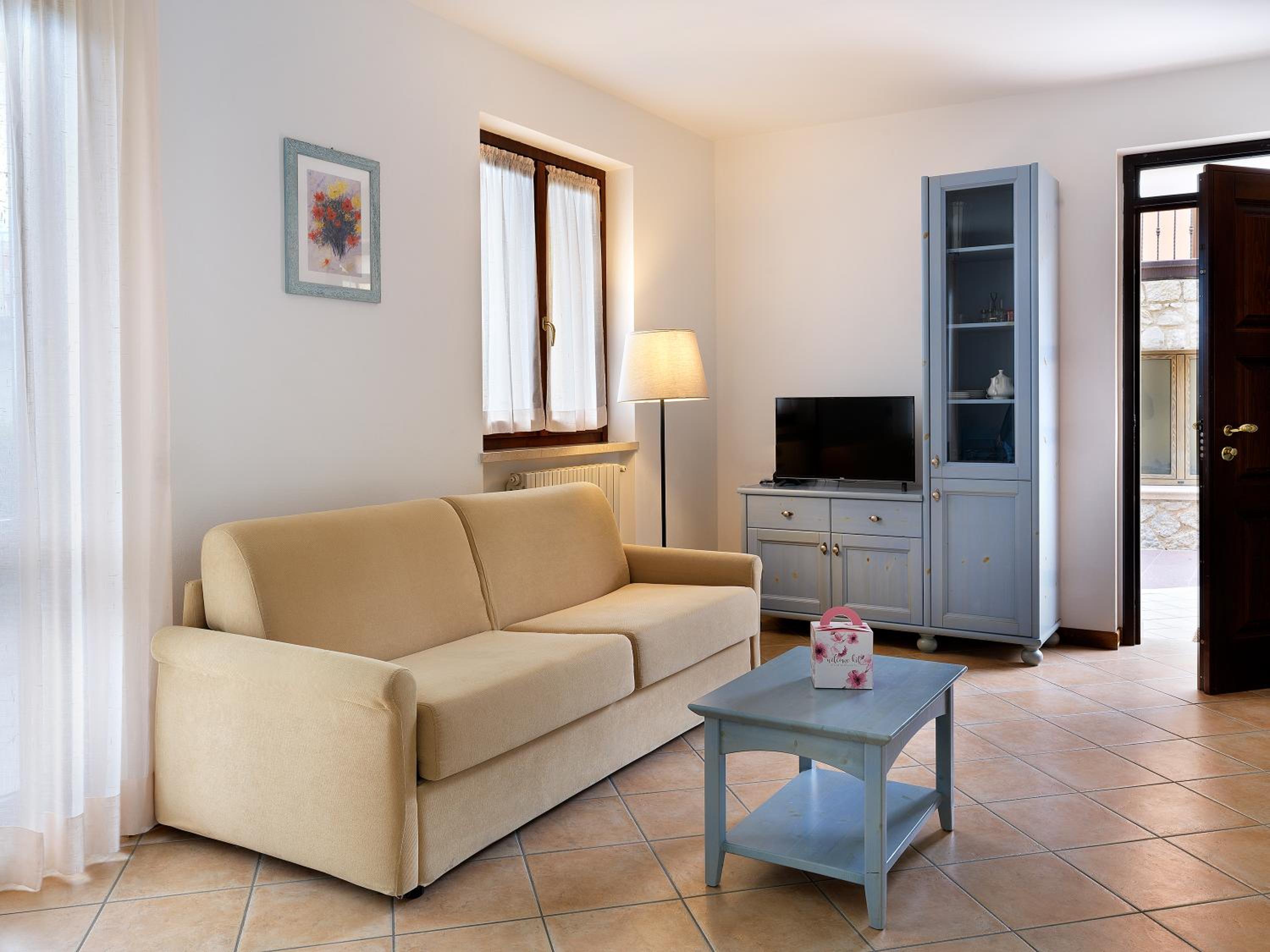 Standard One-Bedroom Apartment with Lake View