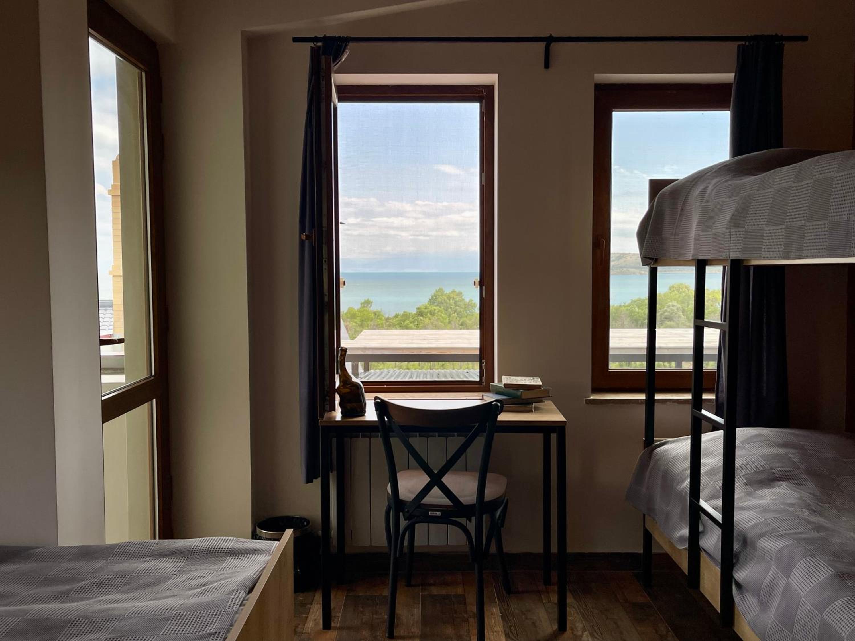6-Bed Mixed Dormitory Room photo 3