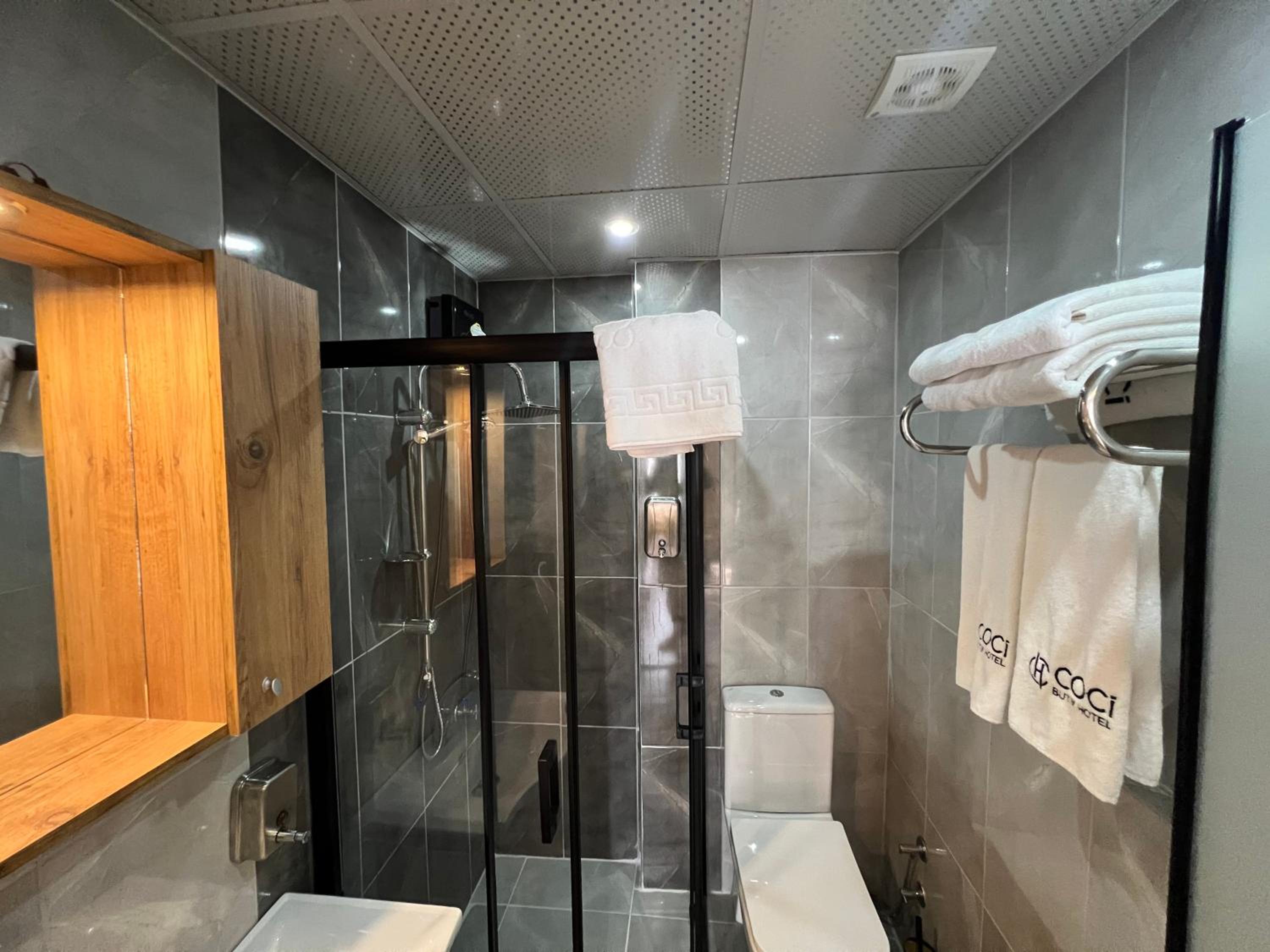 Deluxe Suite with Spa Bath photo 2