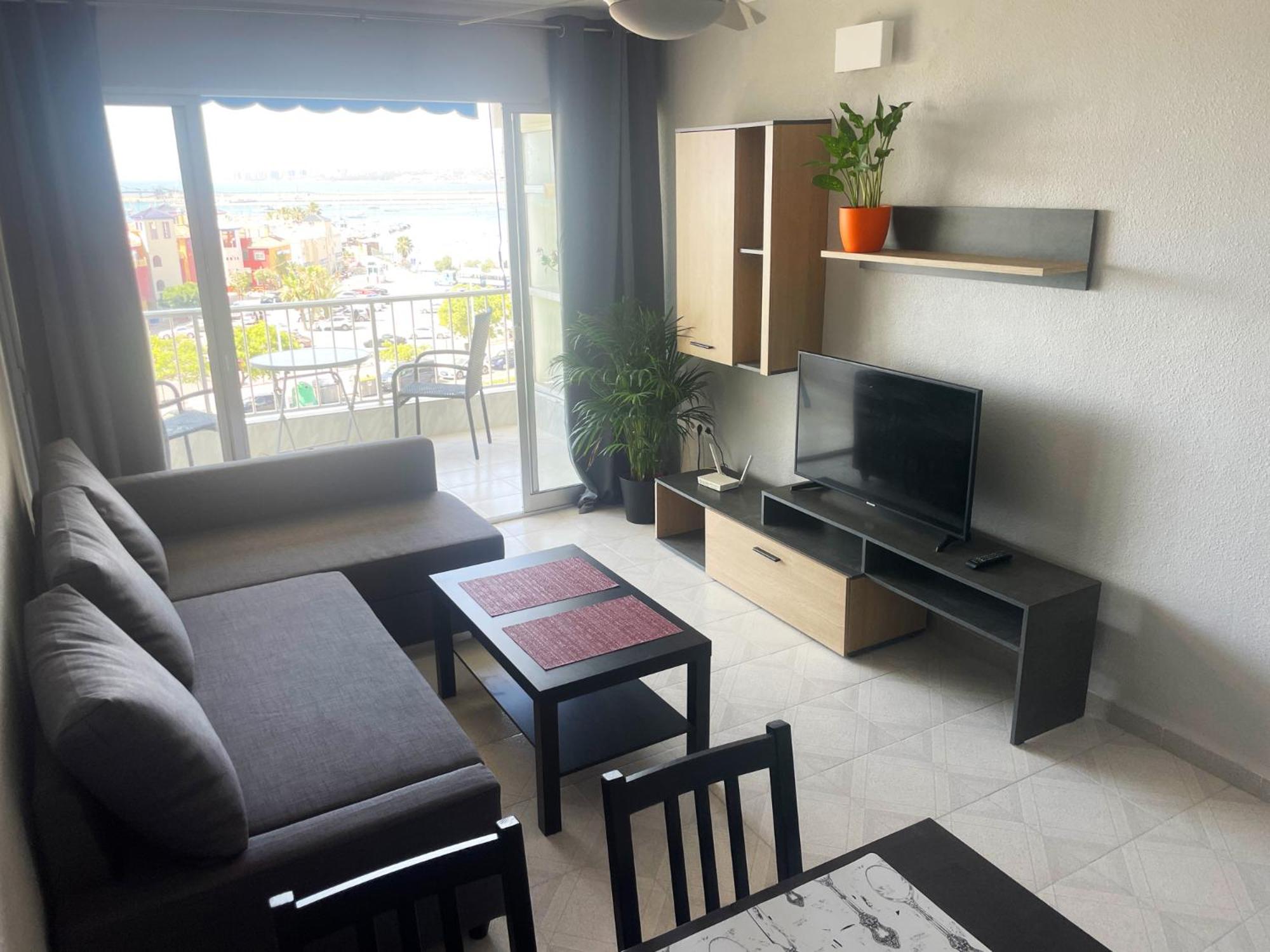 Apartamento de dos habitaciones con balcón y vista al mar