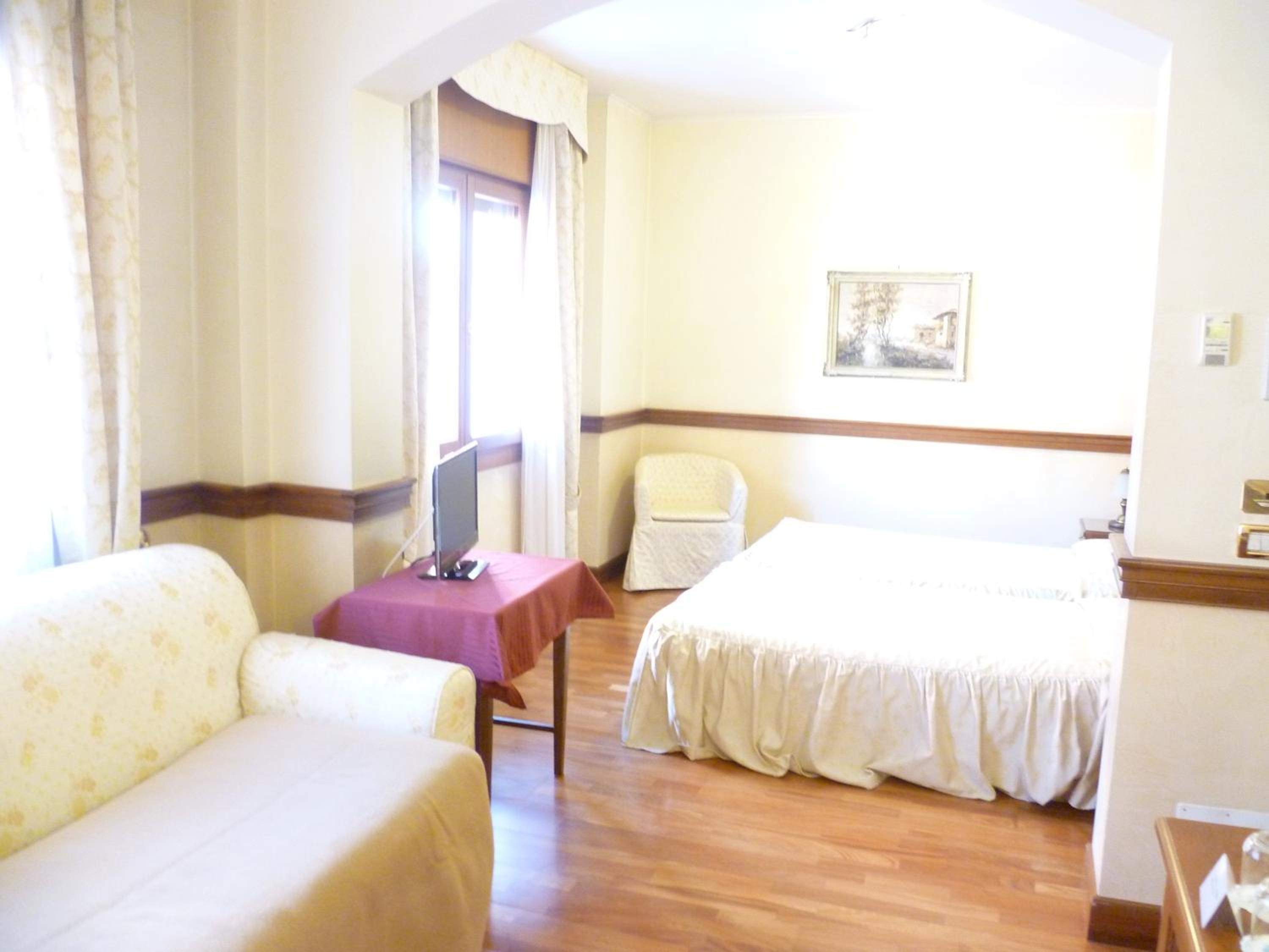 Suite - Photo 12
