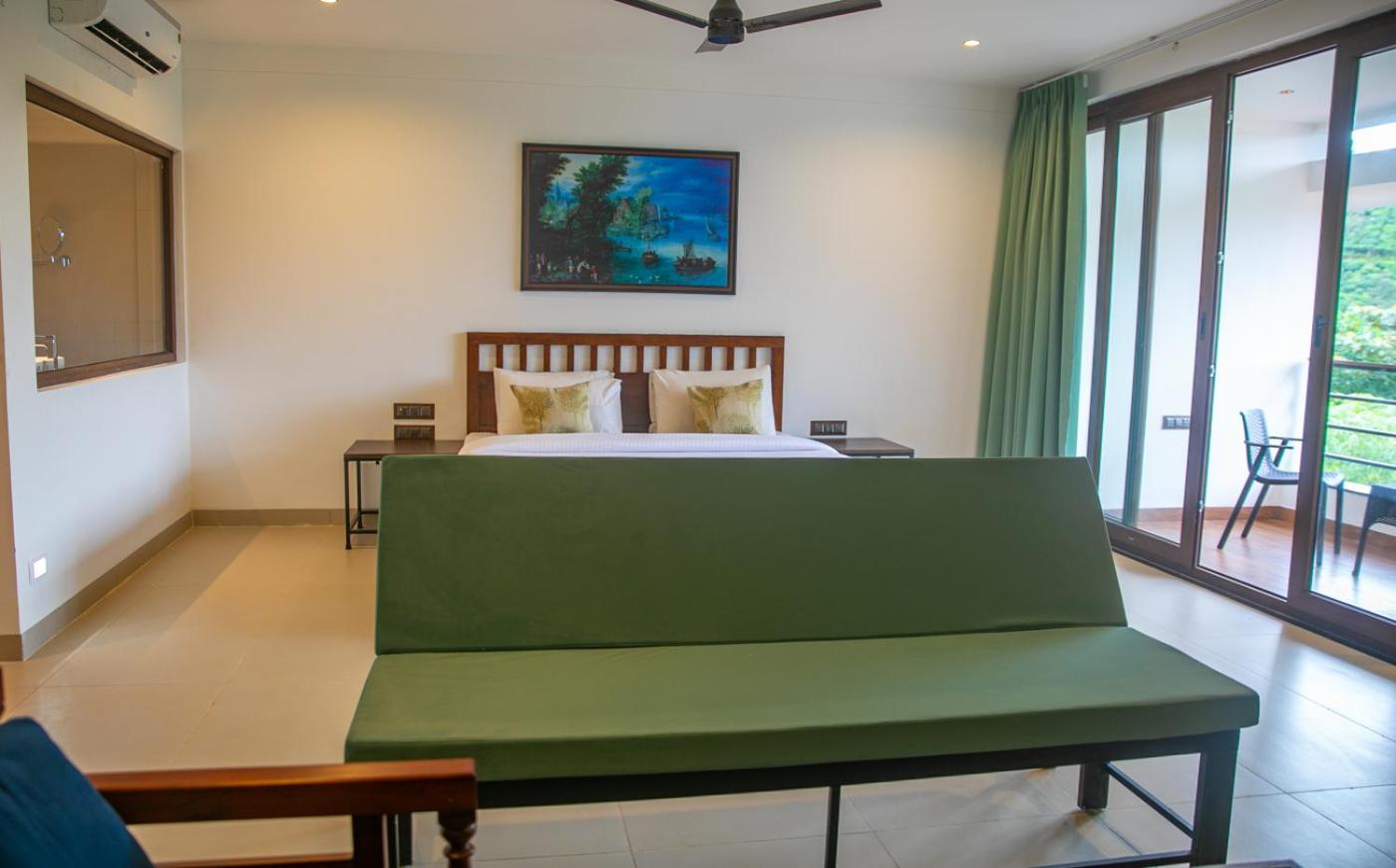 Deluxe King Room - Photo 6