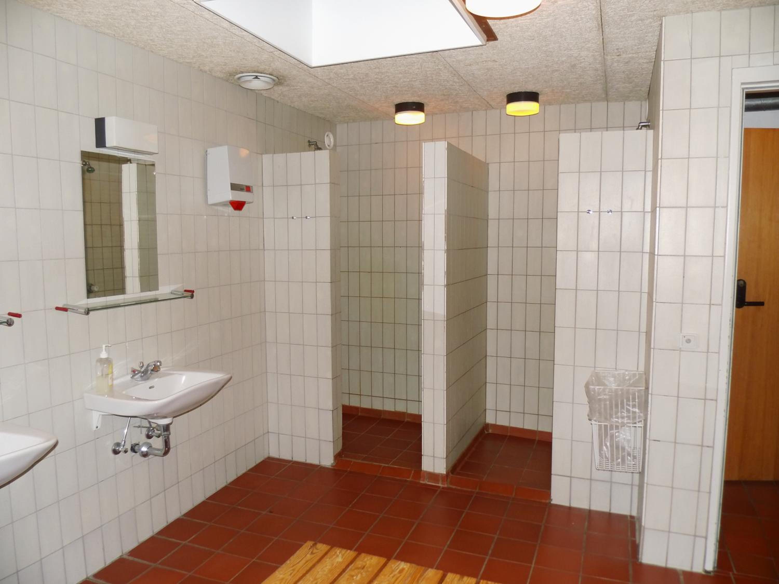 Economy Room with Shared Bathroom thumbnail 5