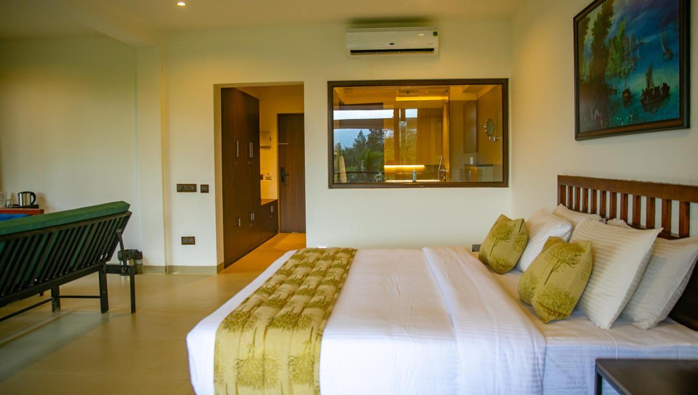 Deluxe King Room - Photo 7