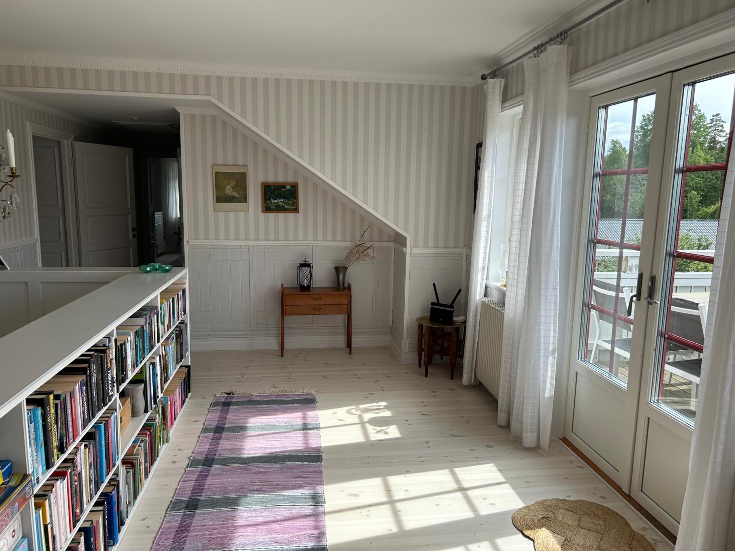 Five-Bedroom House photo 3