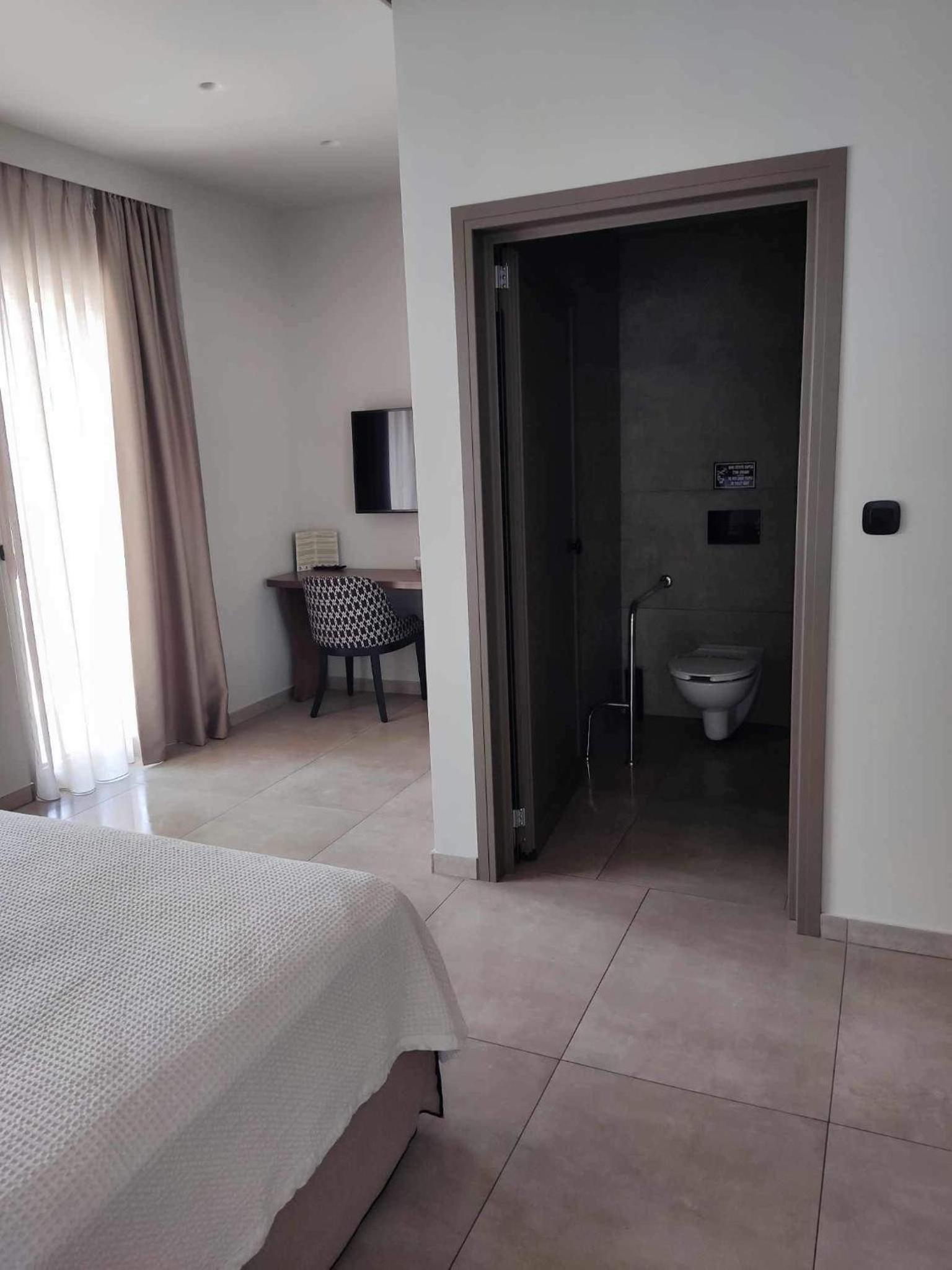 King Room - Disability Access photo 2