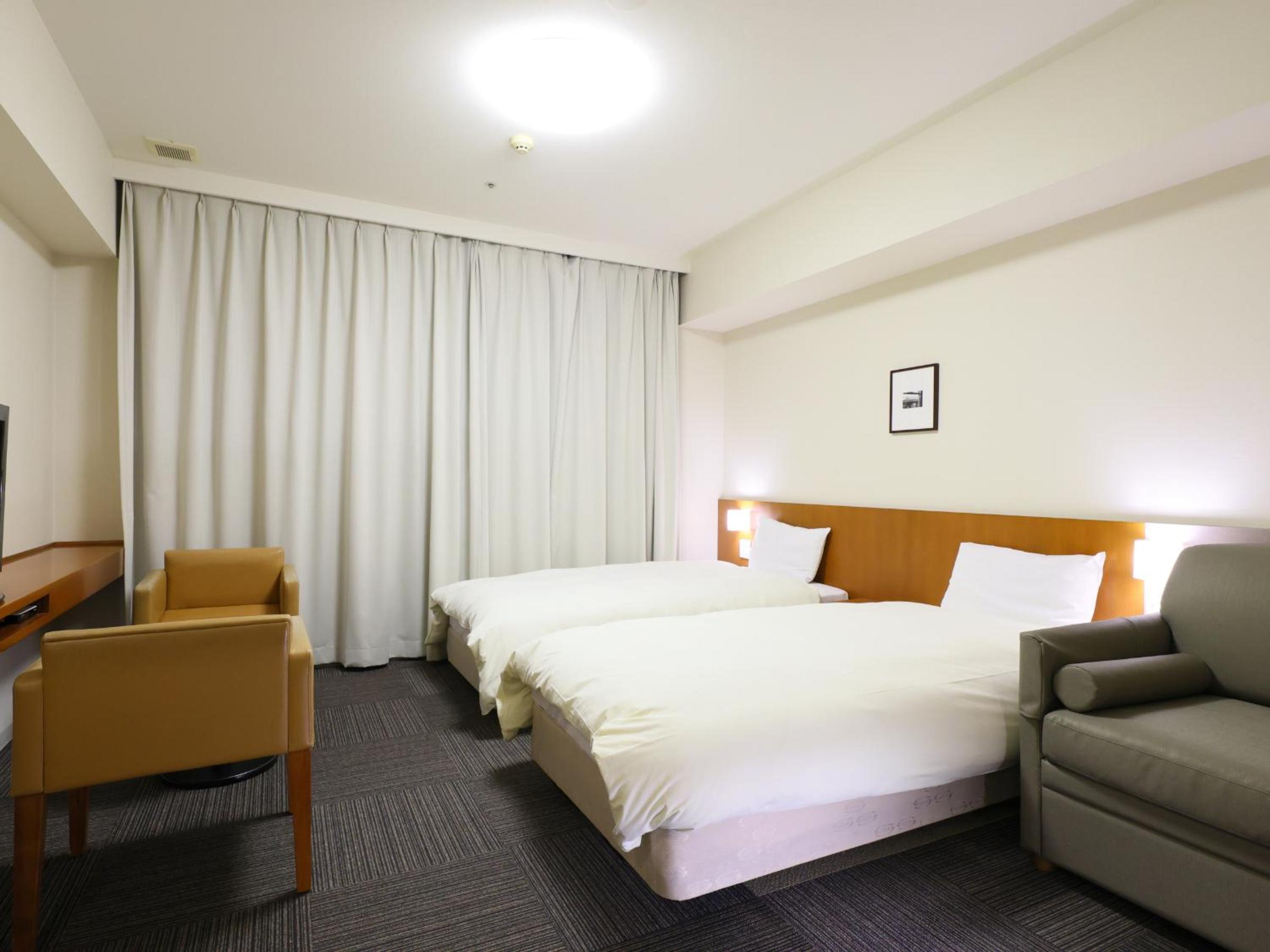 Standard Twin Room with Sofa - Photo 1
